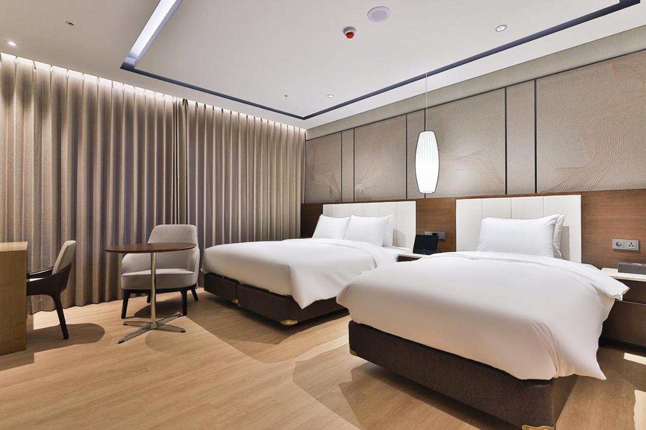 Premium Twin Room - Photo 1