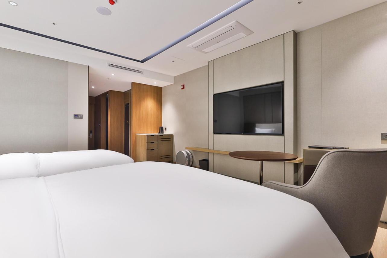 Premium Twin Room - Photo 2