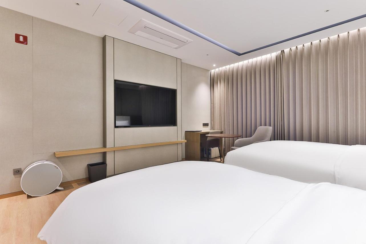 Premium Twin Room - Photo 4