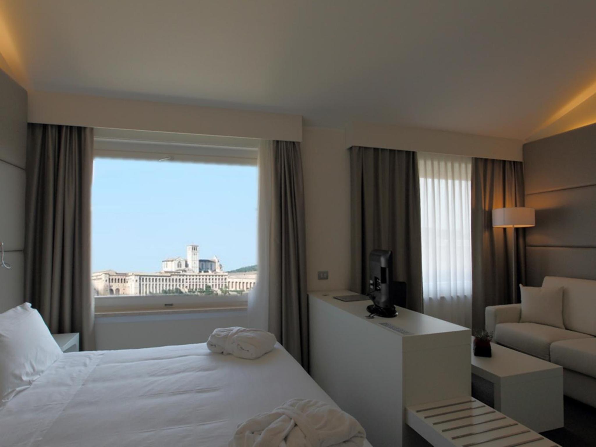 Junior Suite with City View - Photo 7