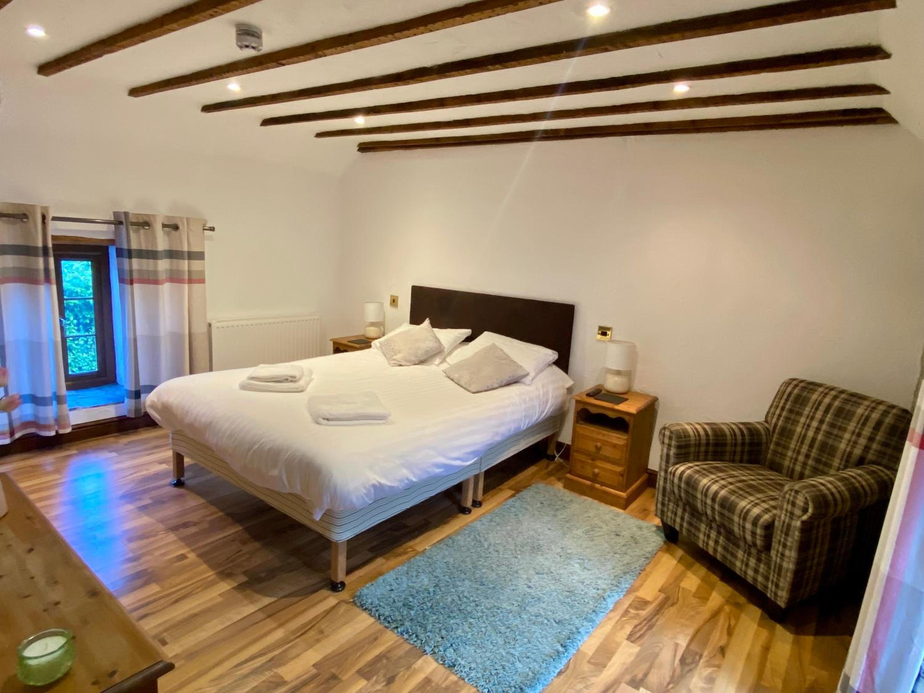 Deluxe King Room with Shower