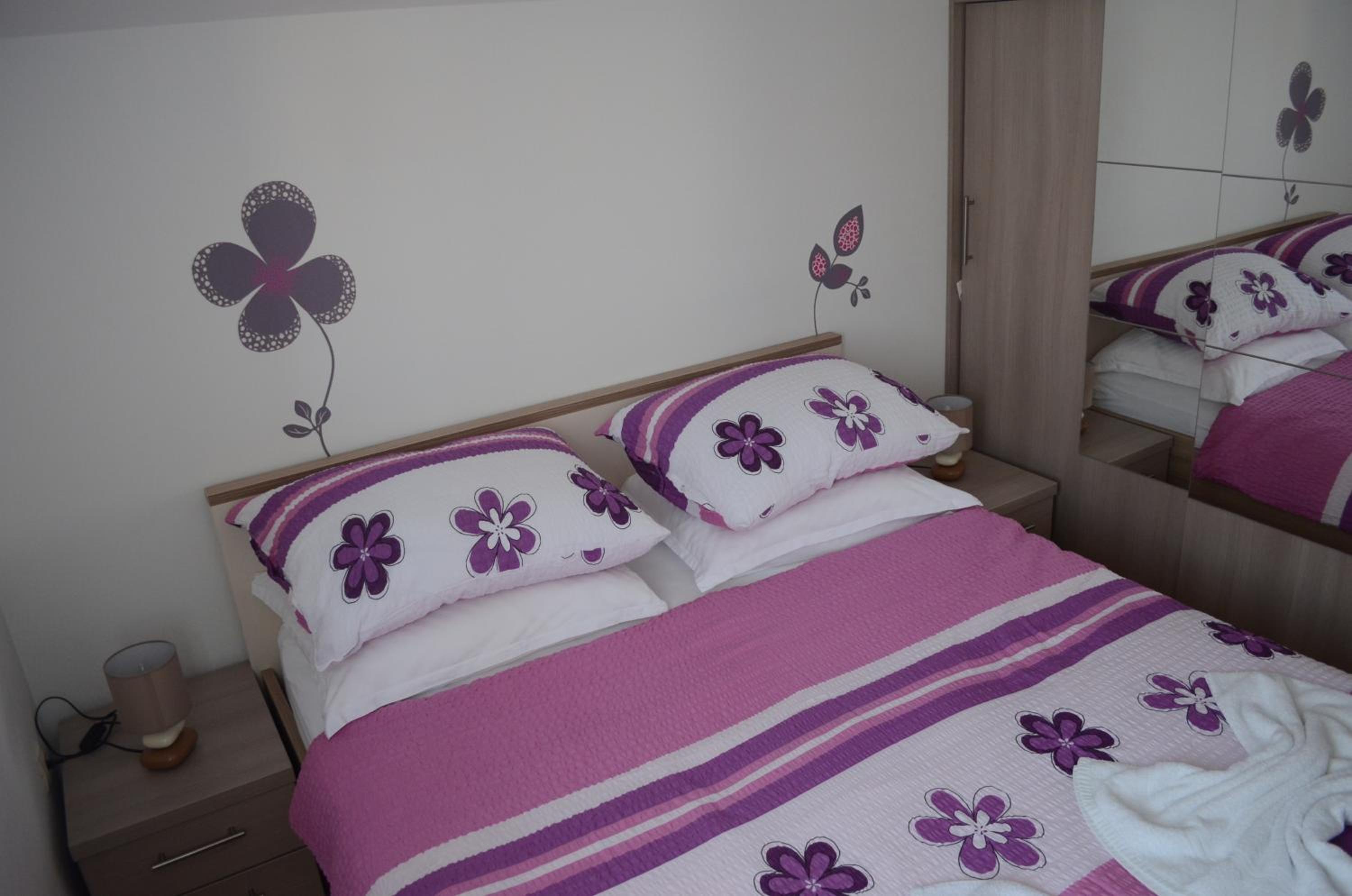 One-Bedroom Apartment - Photo 1