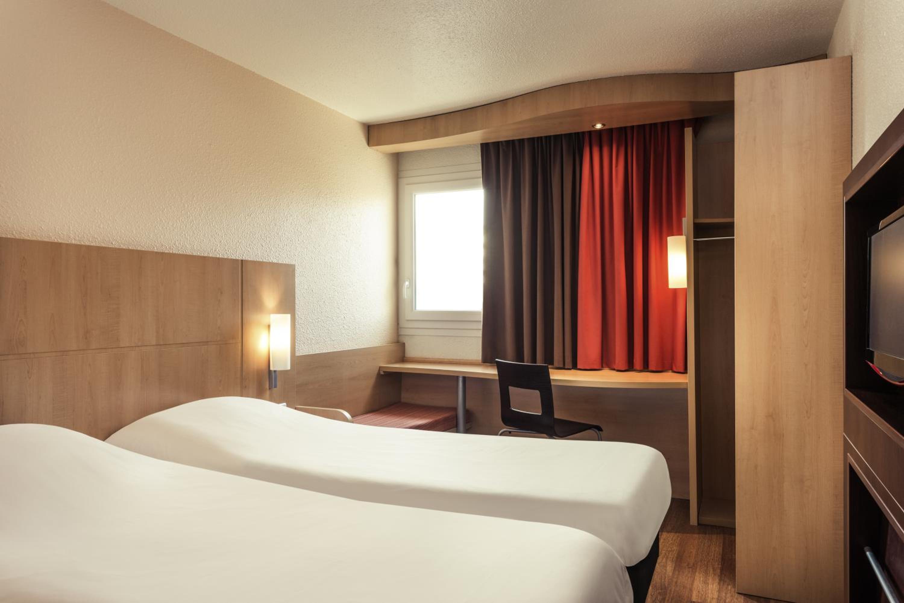 Standard Twin Room - Photo 2