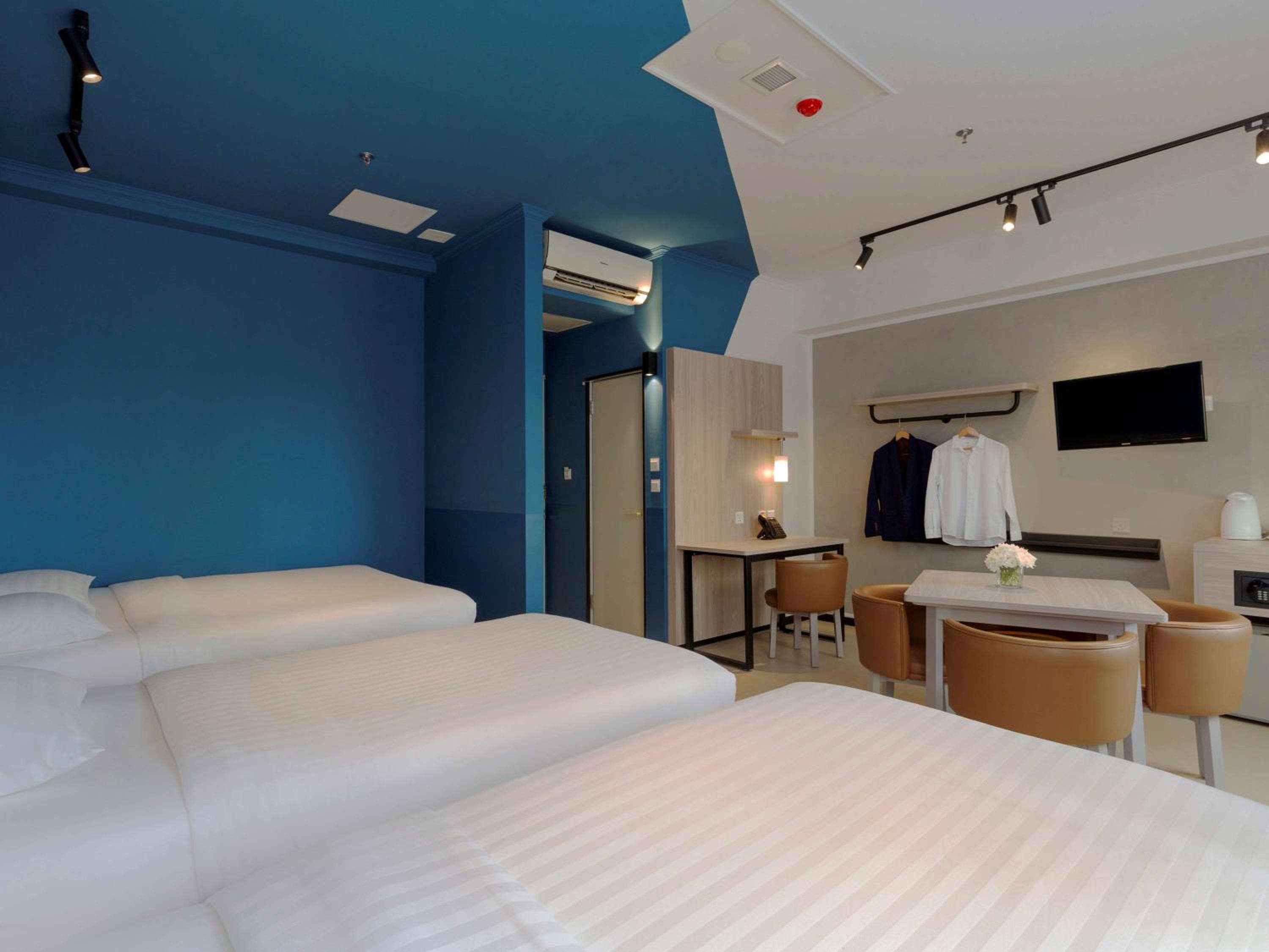 Family Room with One Double Bed and Two Single Beds photo 2