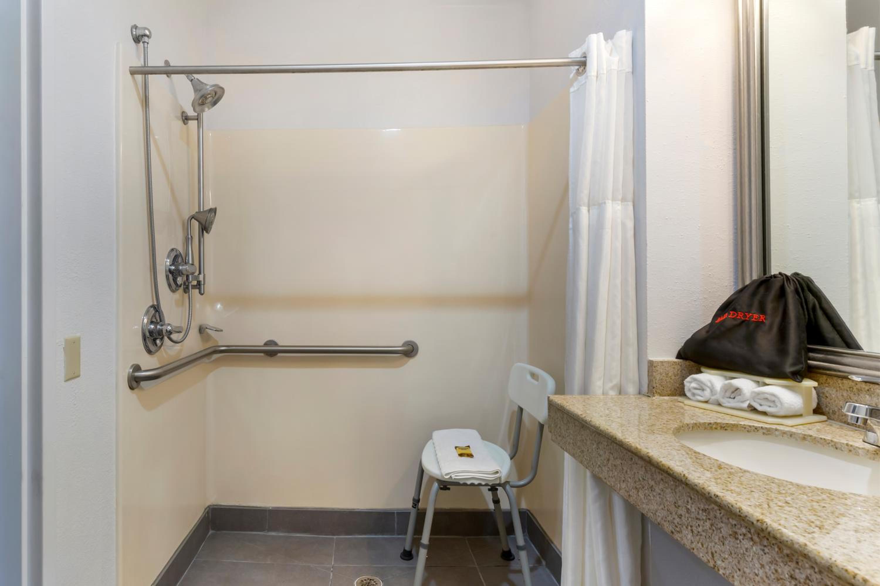King Room with Roll-in Shower - Disability Access/Non-Smoking - Photo 6