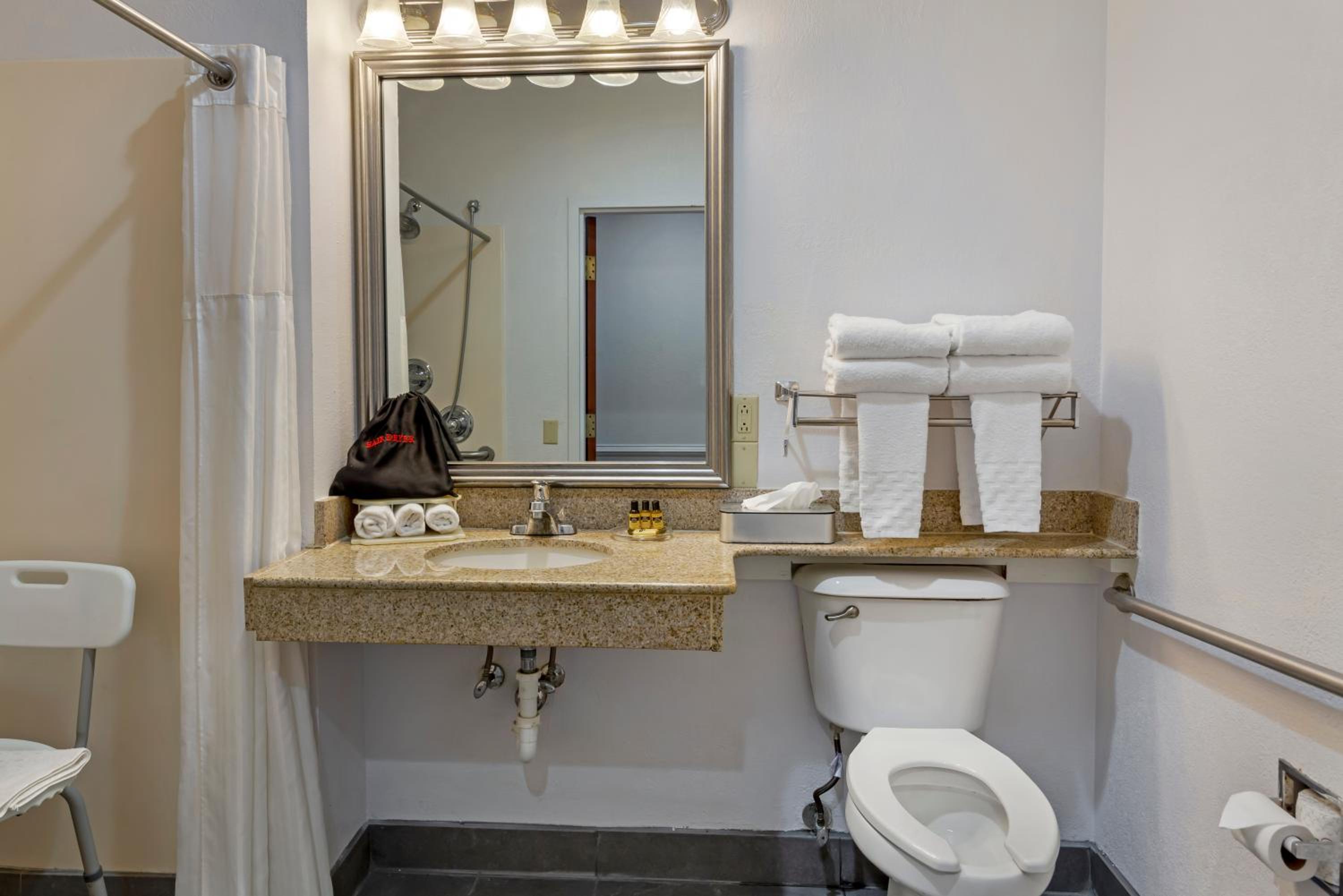 King Room with Roll-in Shower - Disability Access/Non-Smoking - Photo 3