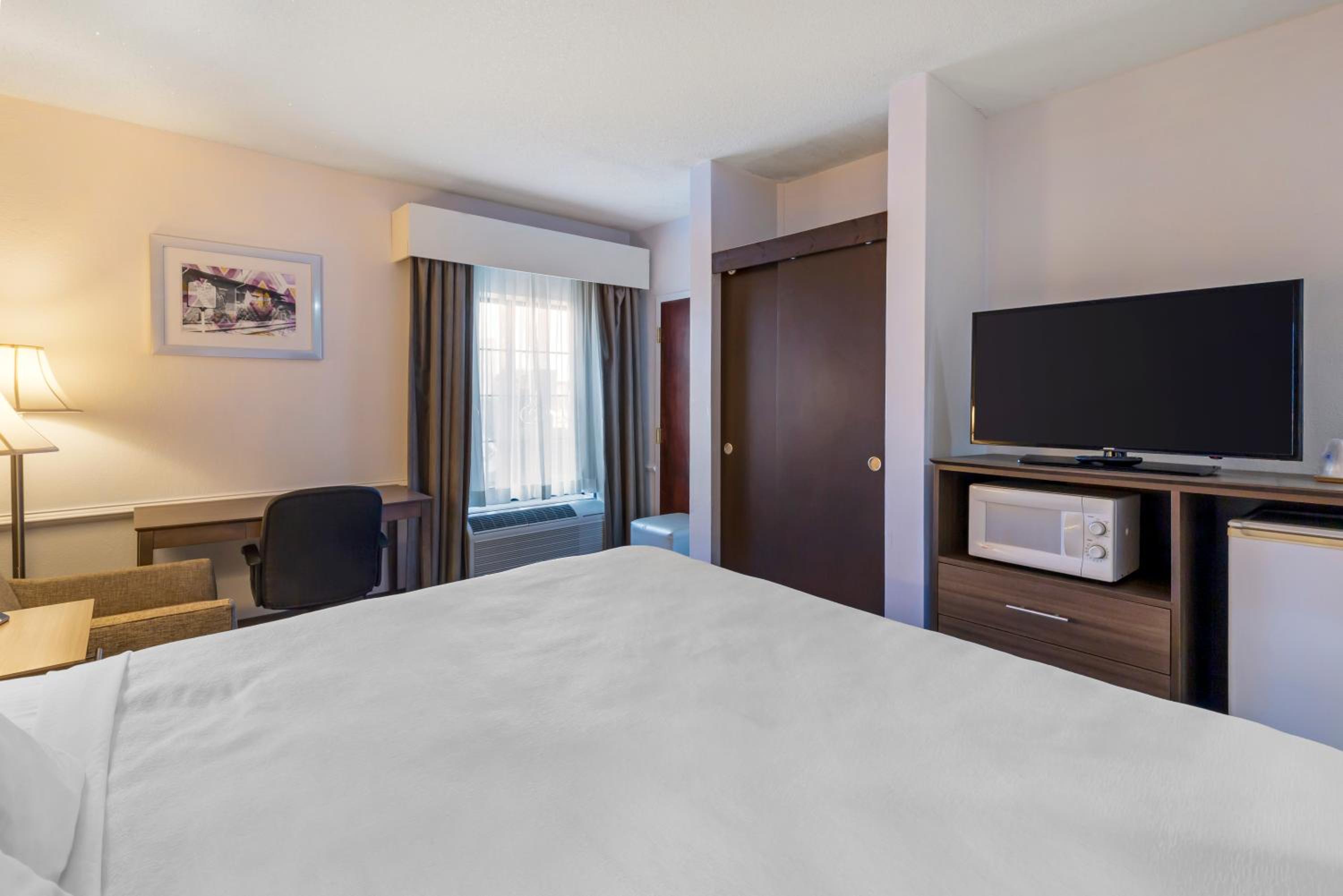 King Room with Roll-in Shower - Disability Access/Non-Smoking - Photo 4