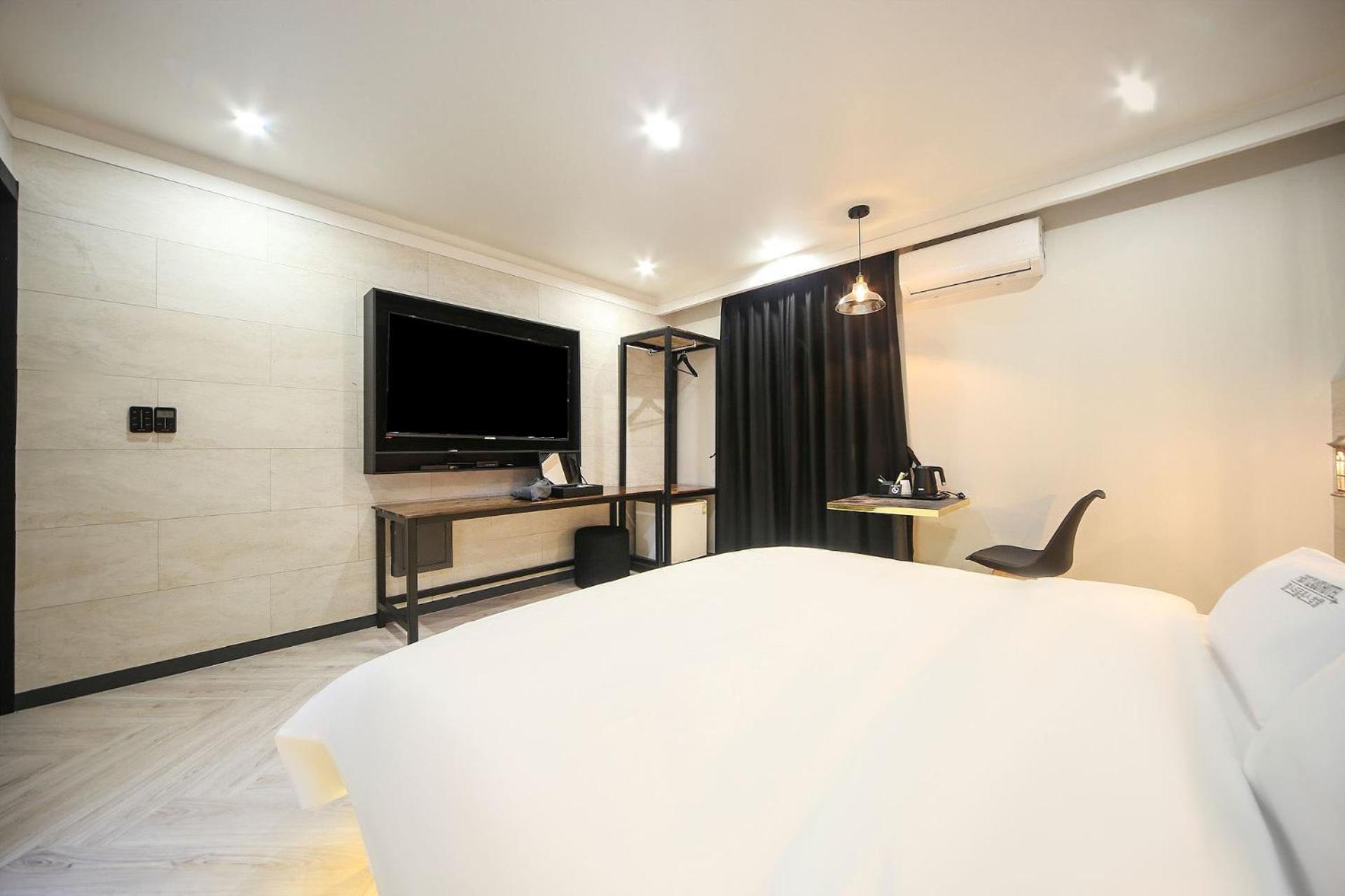 Large Double Room - Photo 1