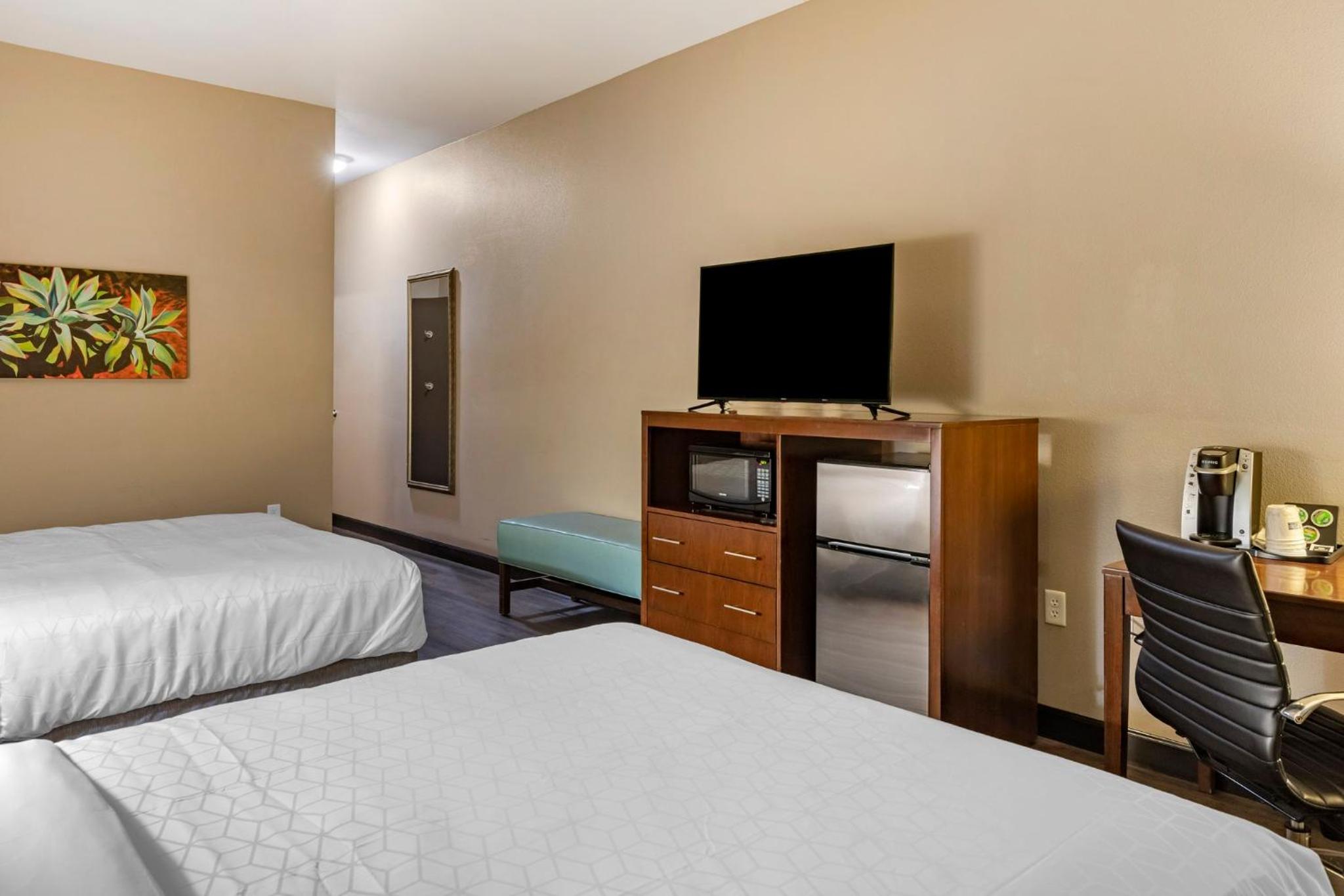 Standard Queen Room with Two Queen Beds photo 2