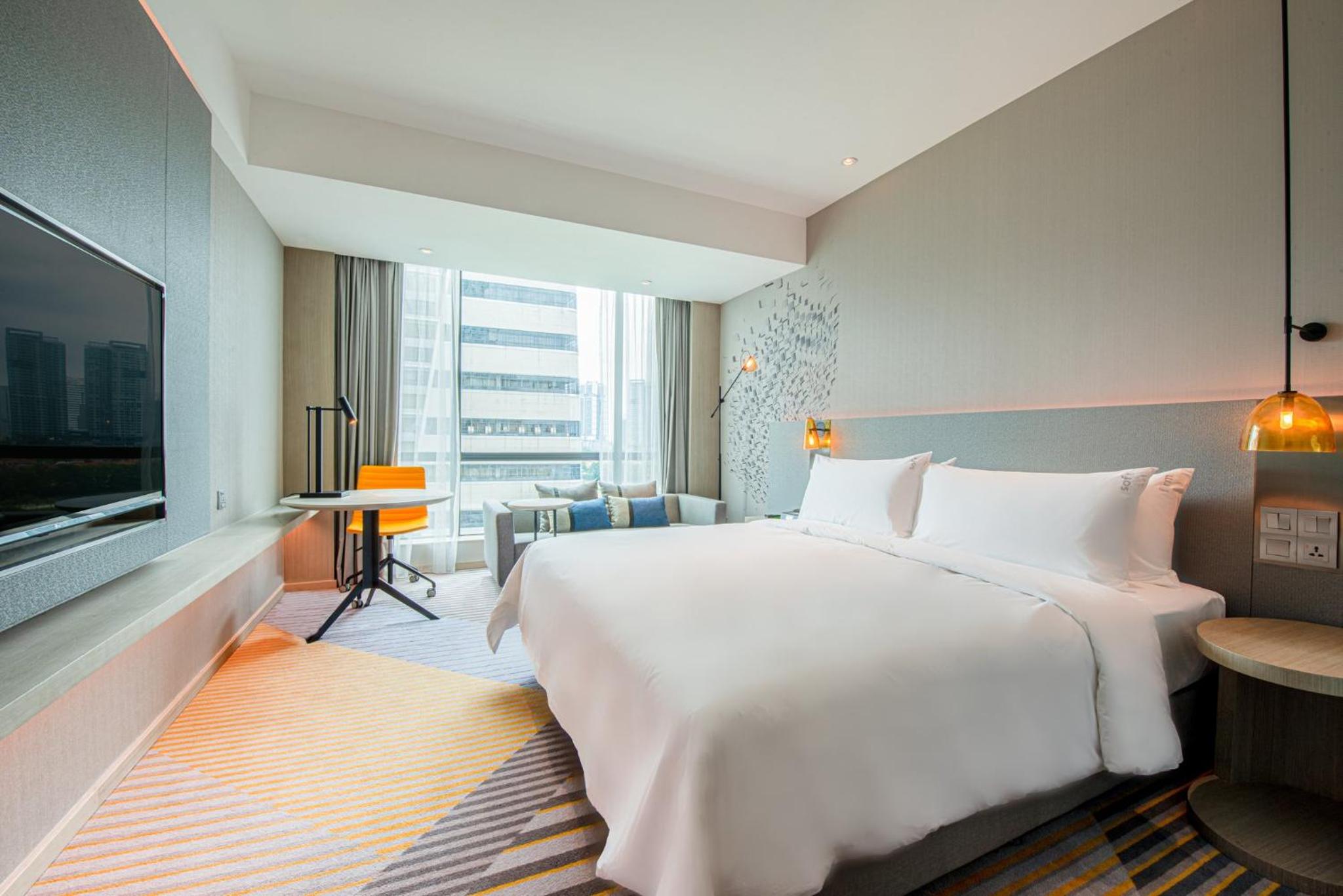 Standard King Room with City View thumbnail 5