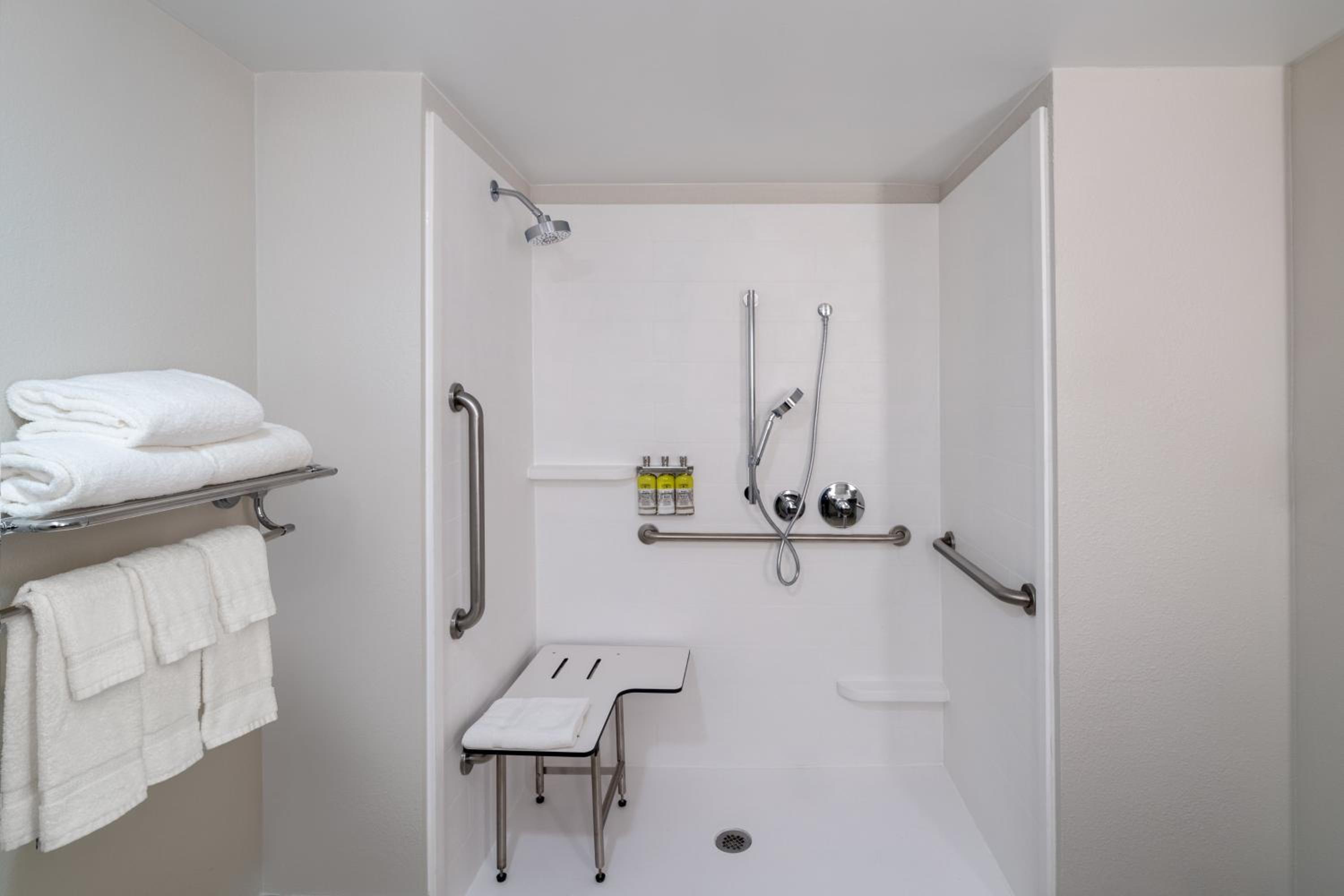 Standard King Room with Roll-In Shower - Communications Access - Photo 5