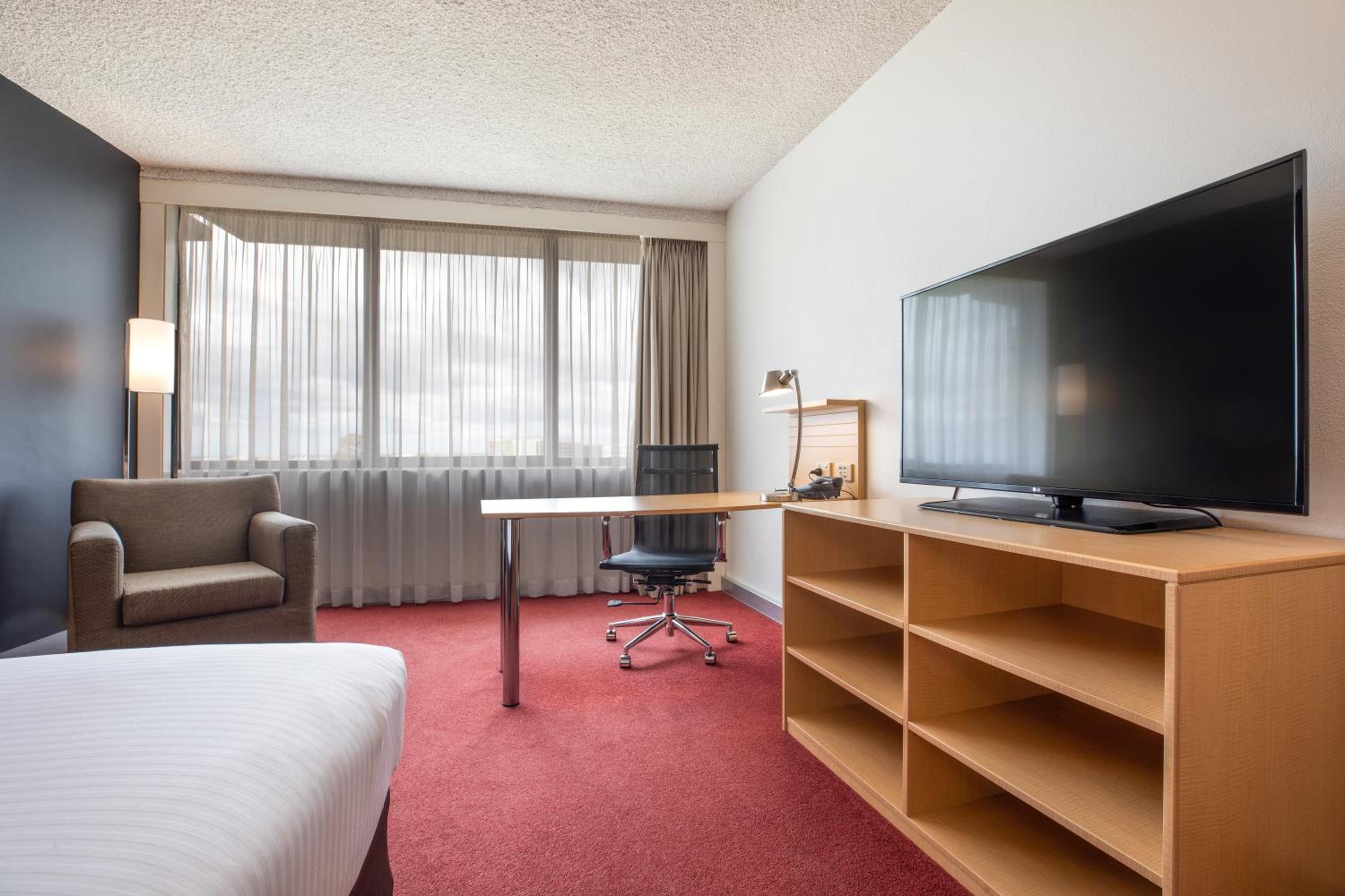 Premium King Room - Photo 8