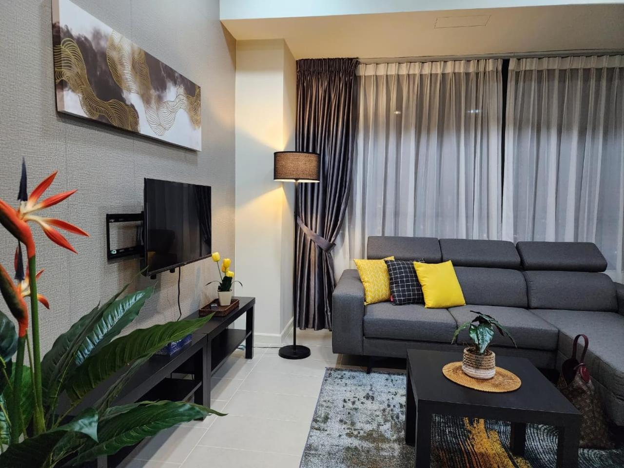 Superior Family Room photo 1