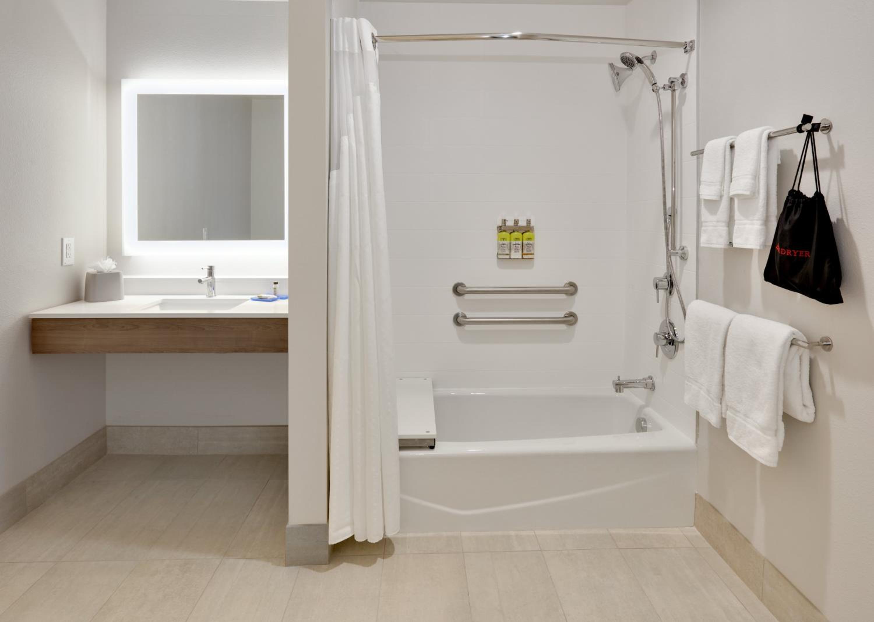 Suite with Mobility Accessible Tub - Non-Smoking photo 2