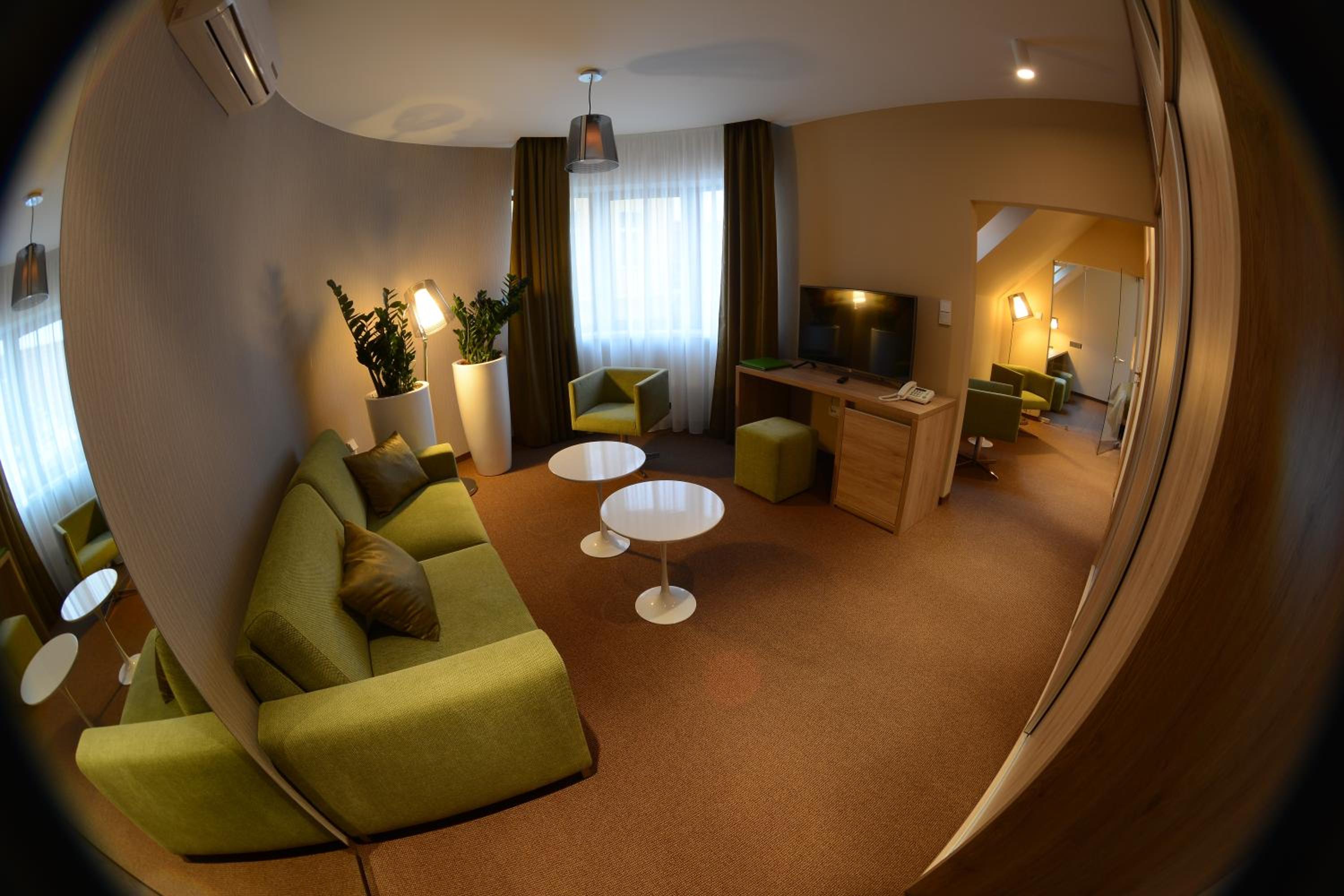 Two-Bedroom Apartment with Spa Bath - Photo 2