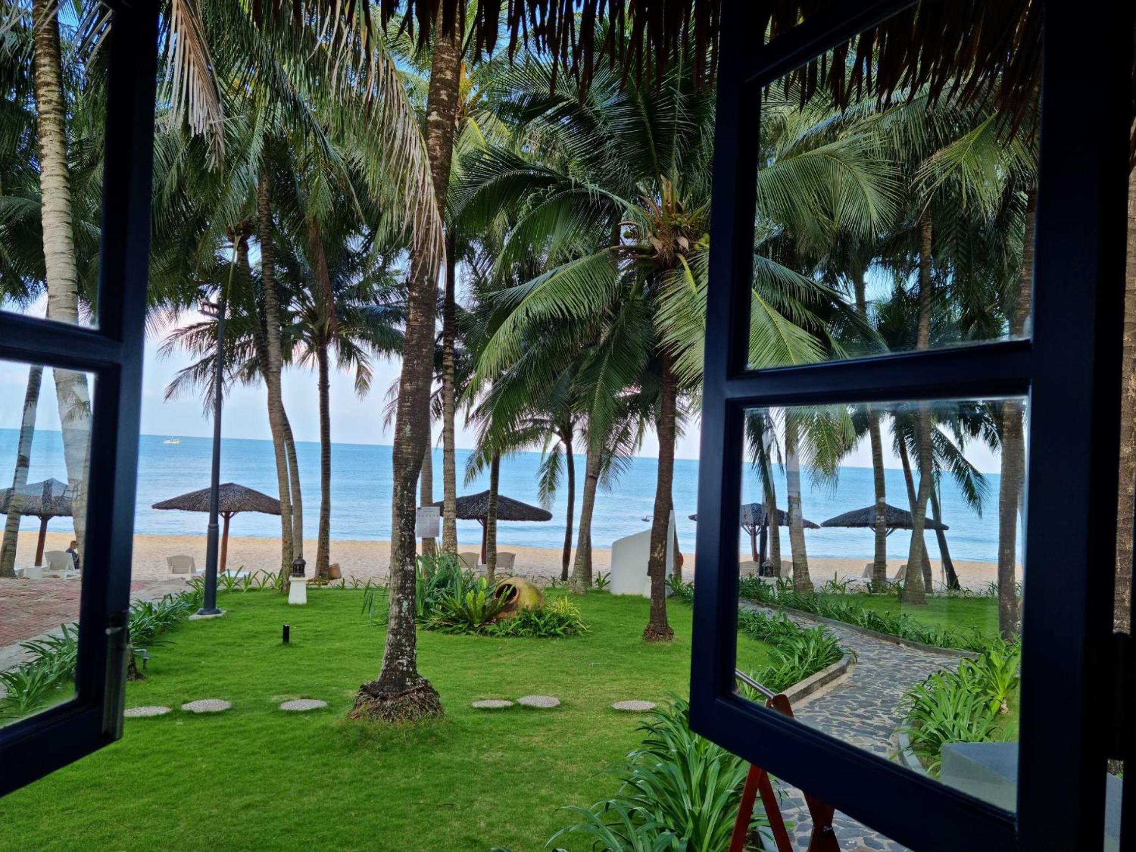 No Balcony Deluxe Beach Front King - Photo 2
