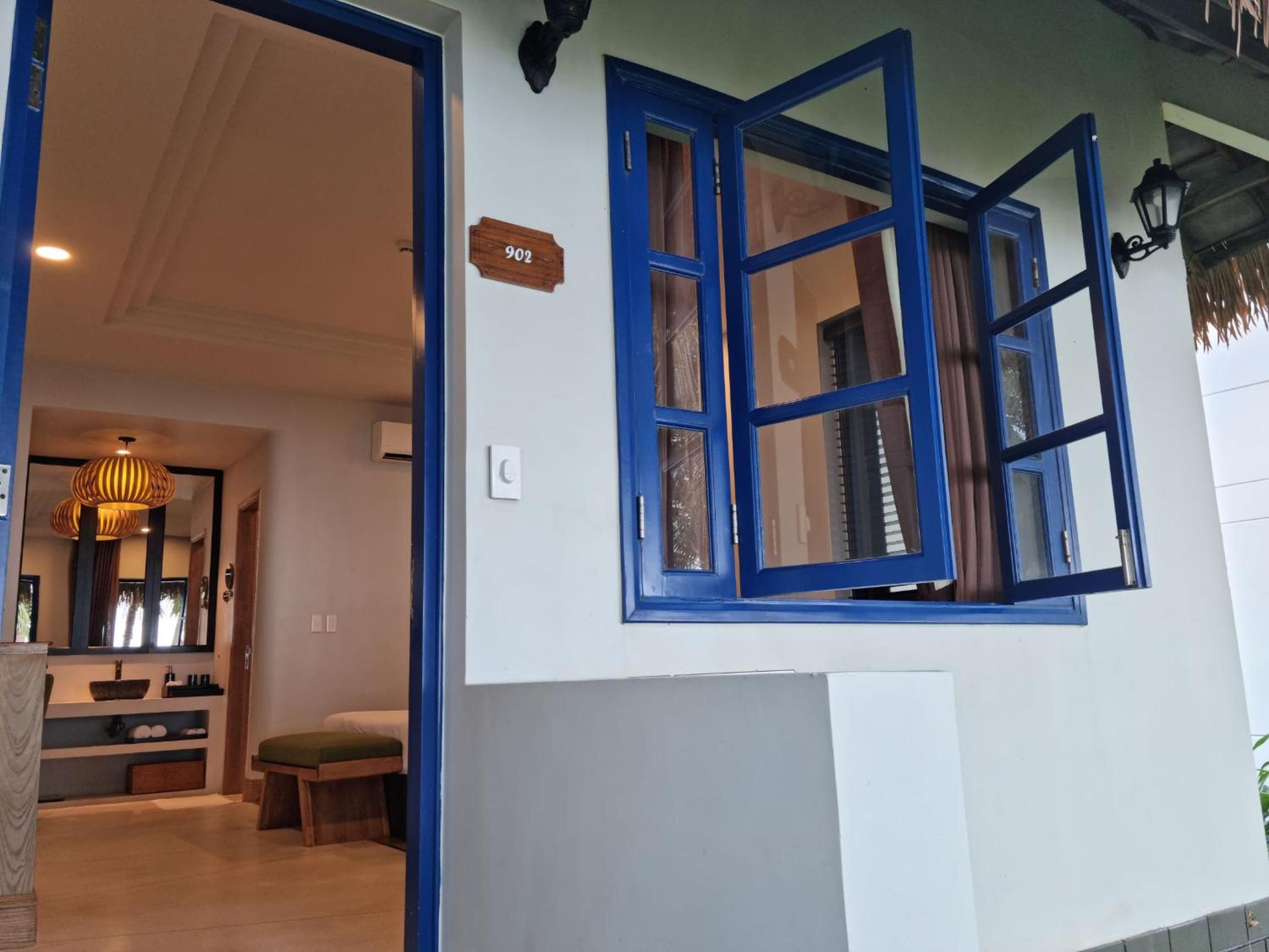 No Balcony Deluxe Beach Front King - Photo 4