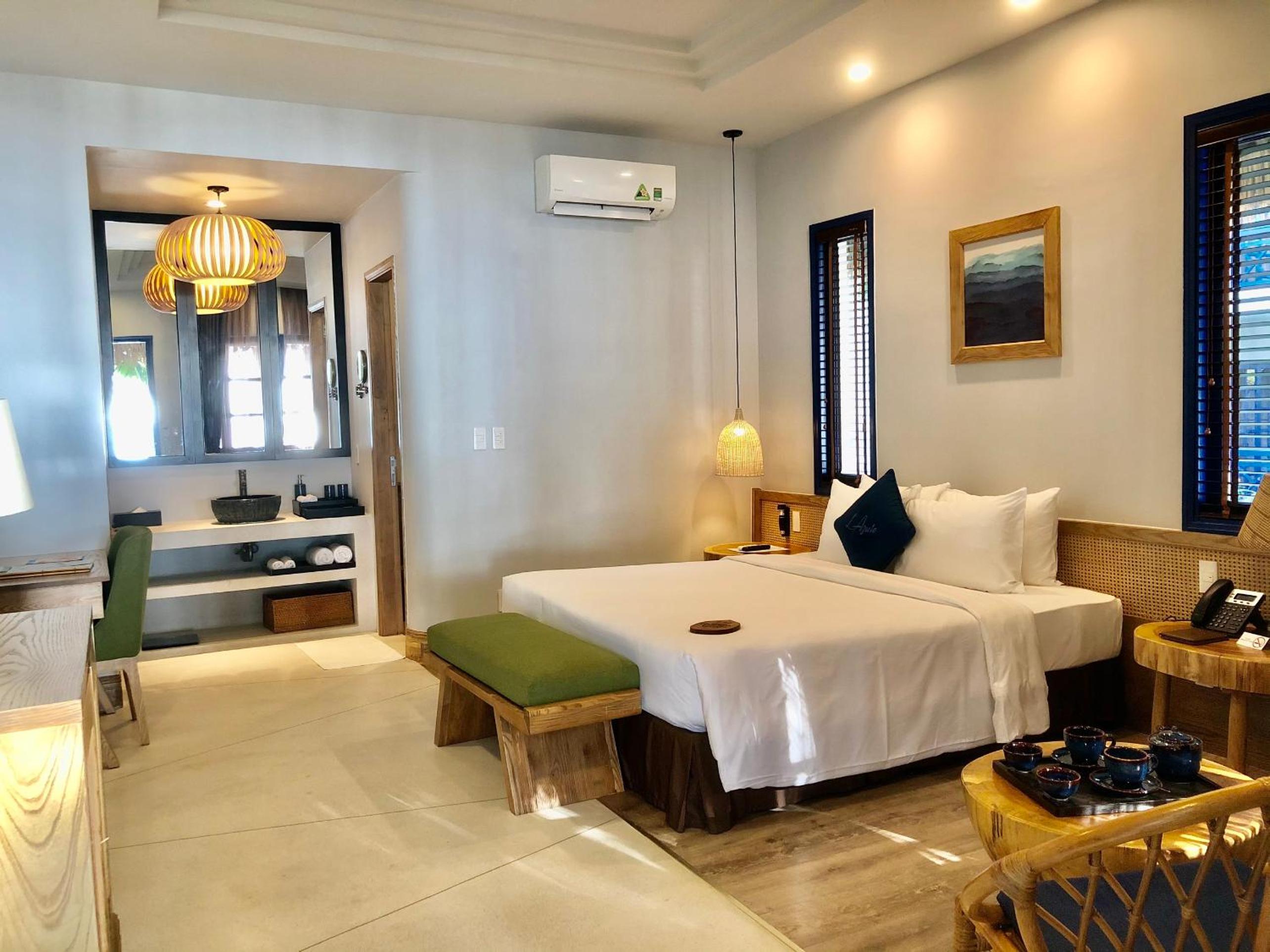 No Balcony Deluxe Beach Front King - Photo 1