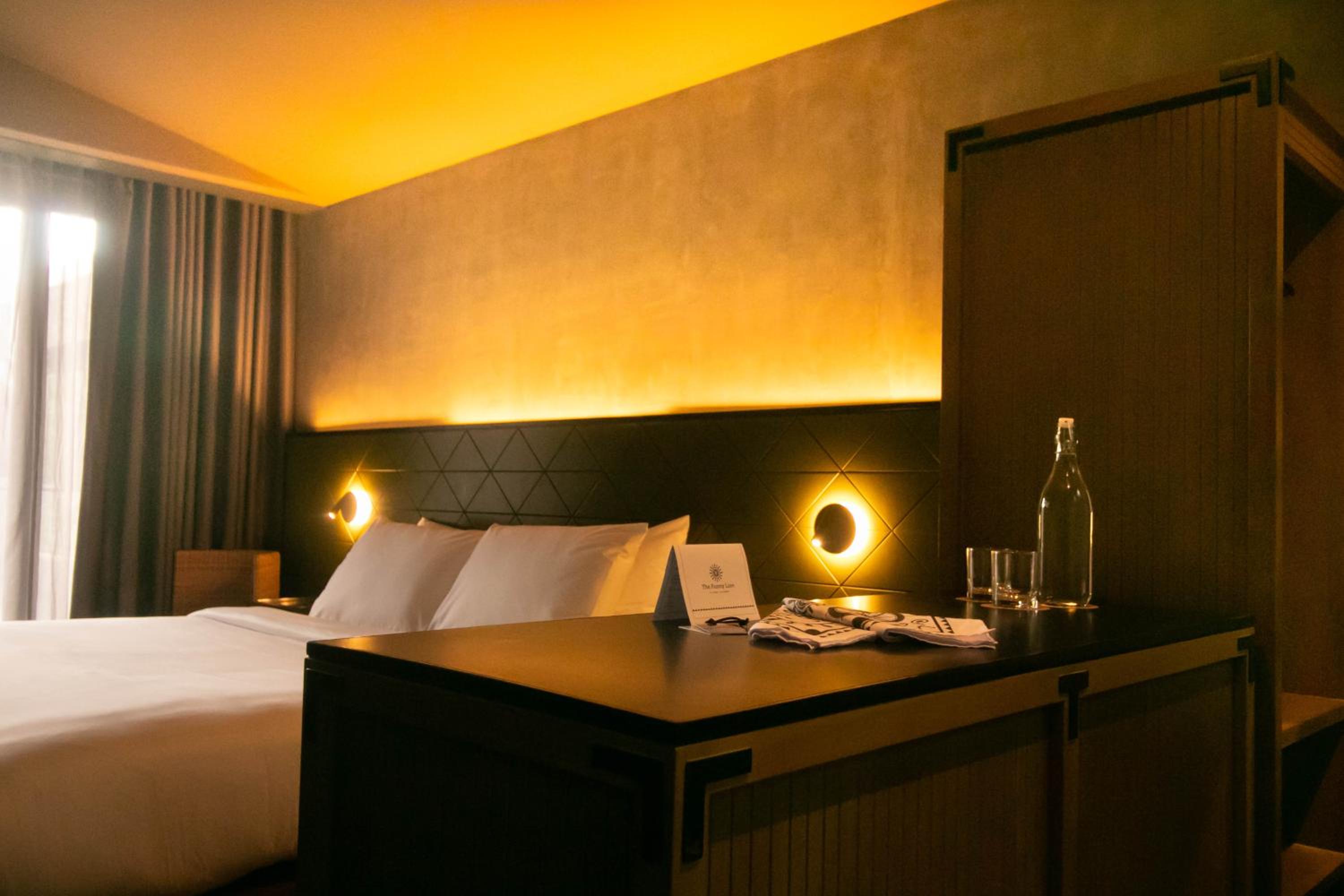 Deluxe King Room - Photo 9