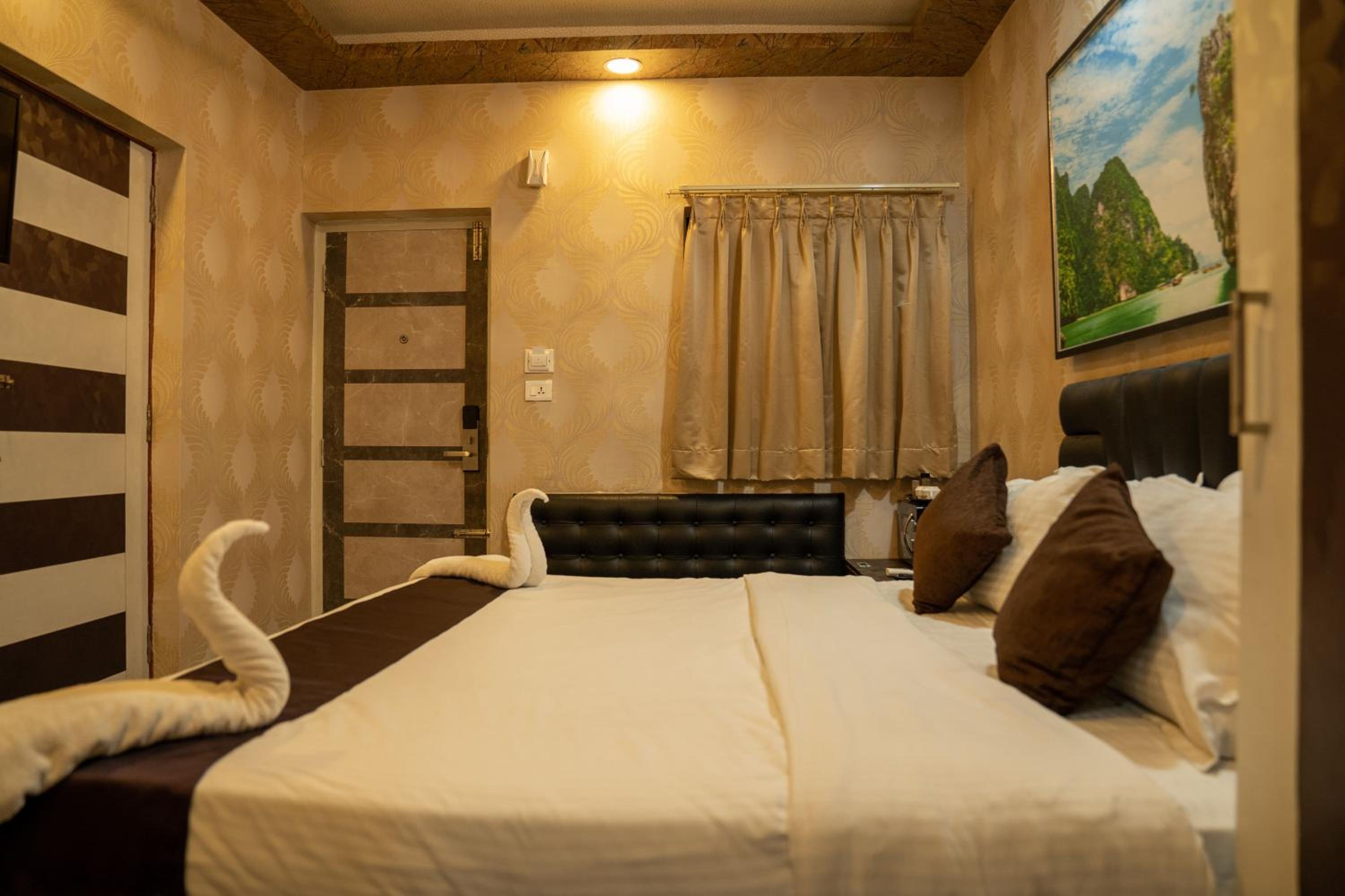 Three-Bedroom Apartment - Photo 7