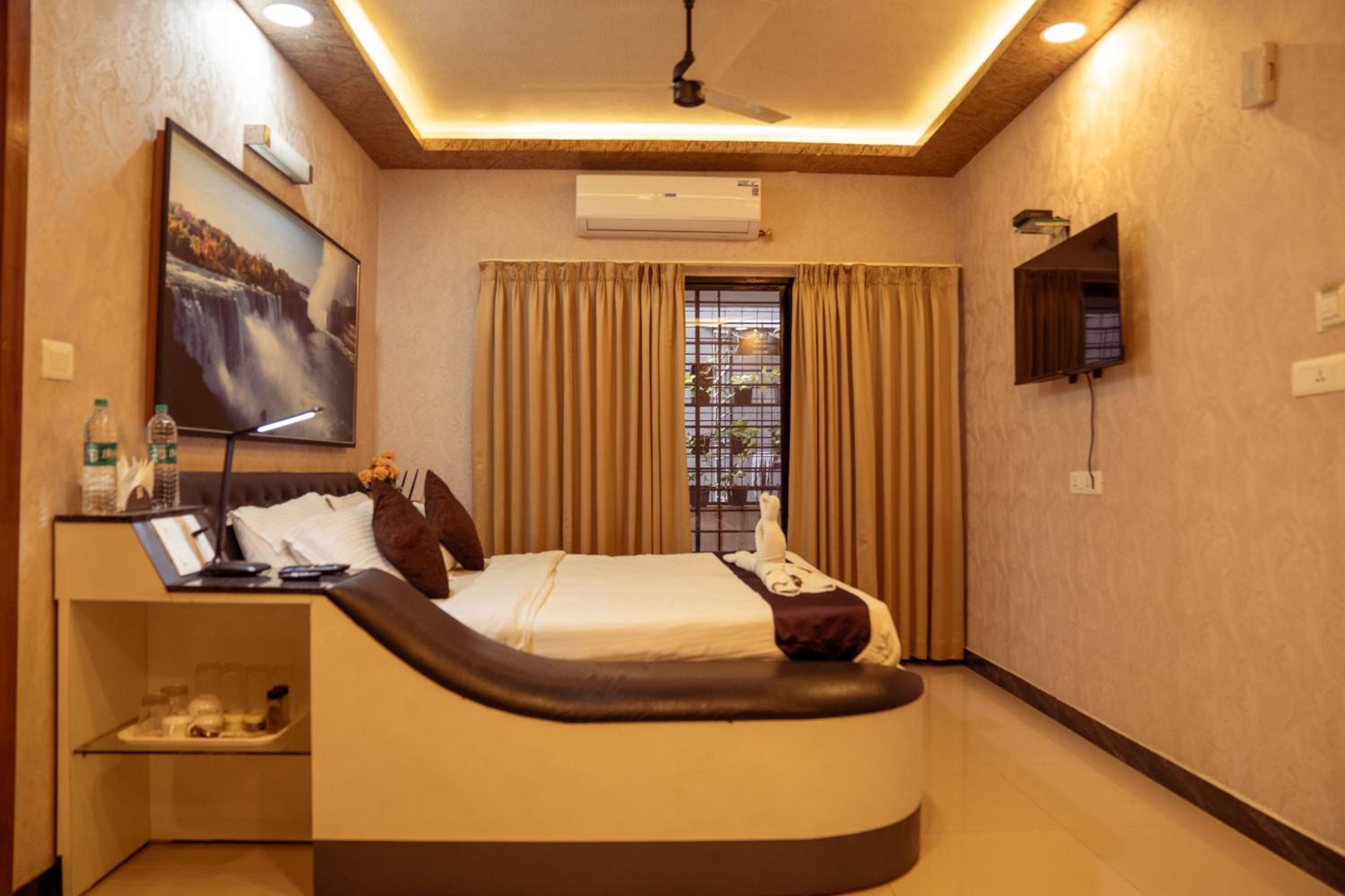 Five-Bedroom House - Photo 25