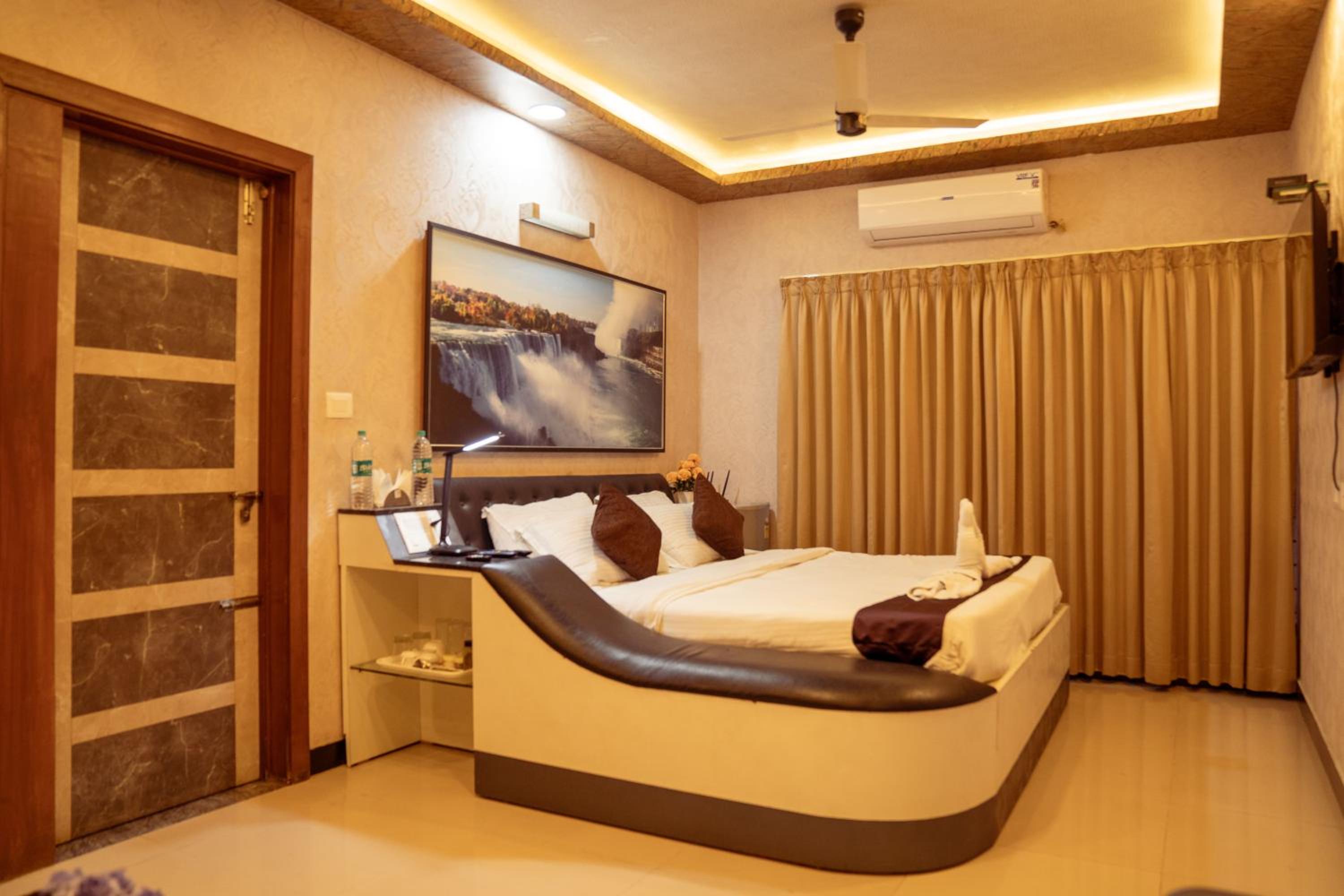 Five-Bedroom House - Photo 24