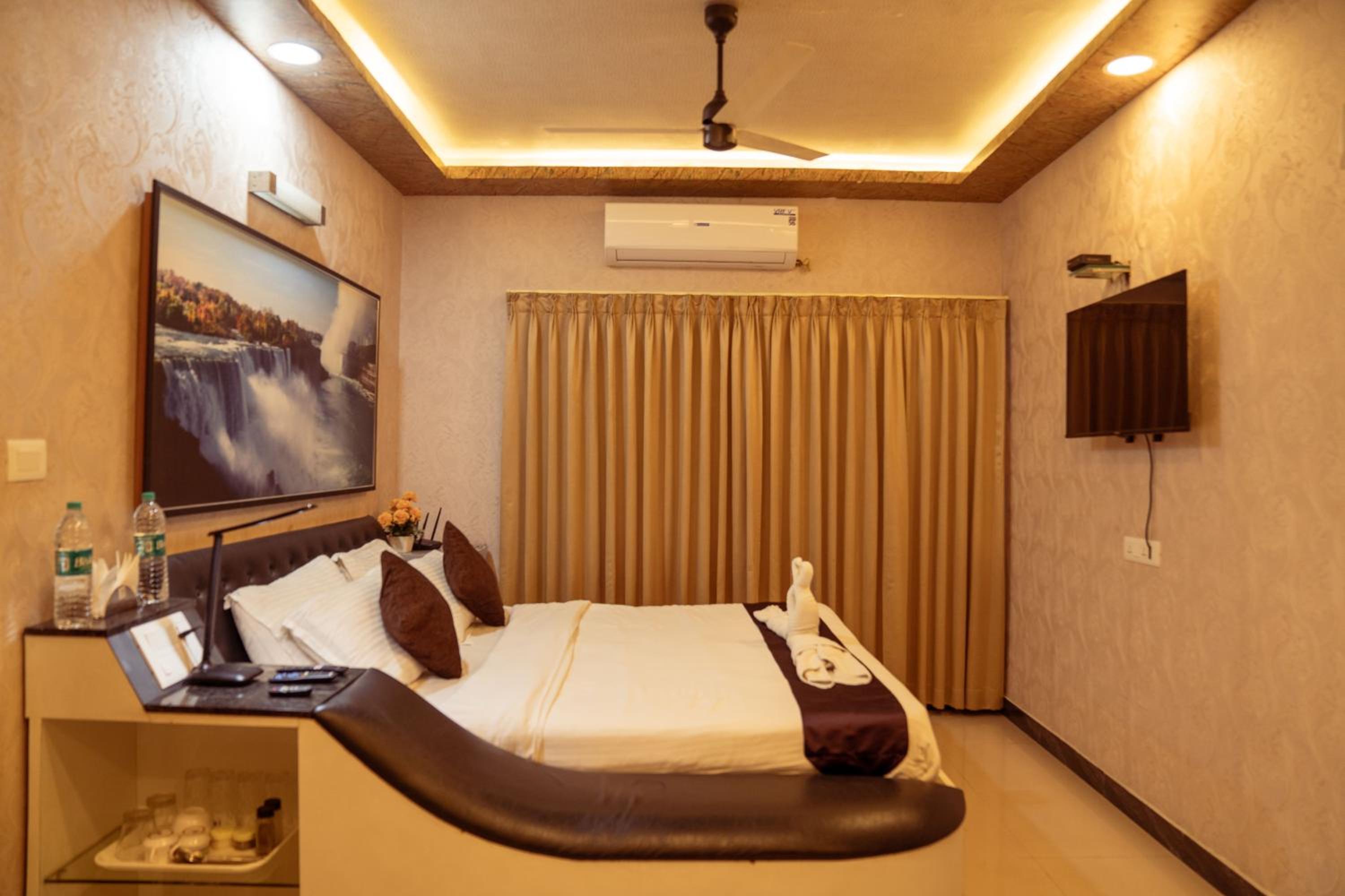 Five-Bedroom House - Photo 33