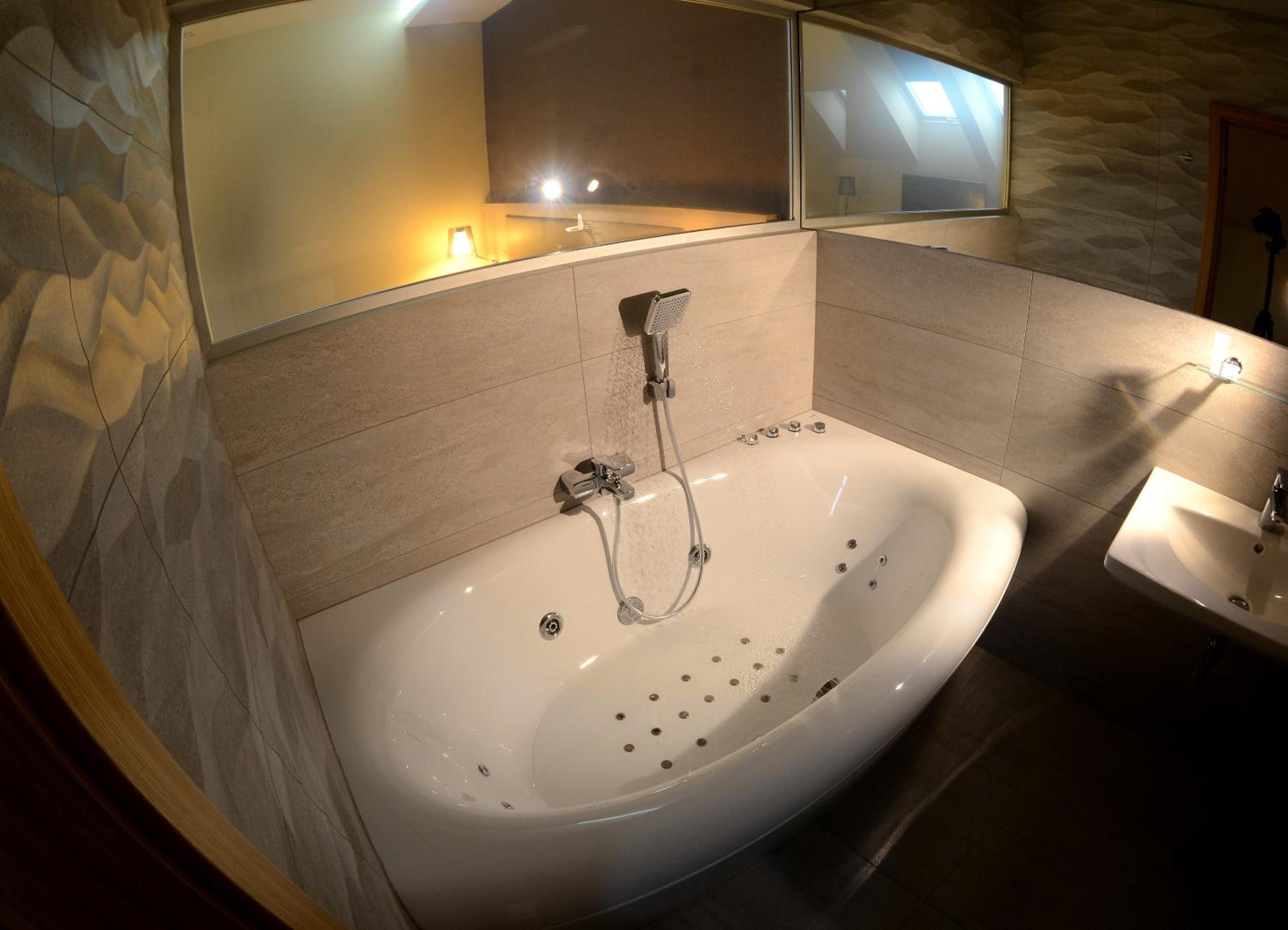 Two-Bedroom Apartment with Spa Bath - Photo 4