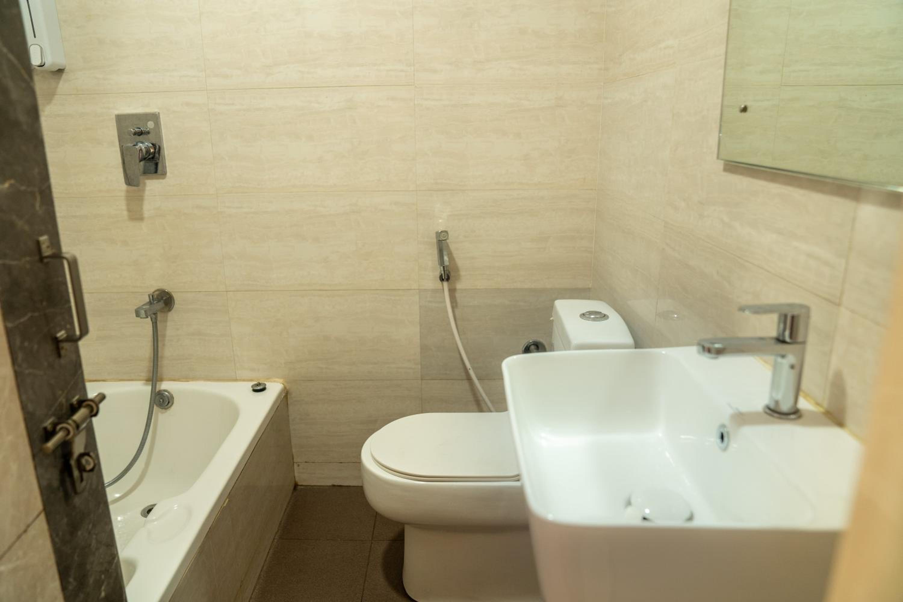 Eight-Bedroom House - Photo 31