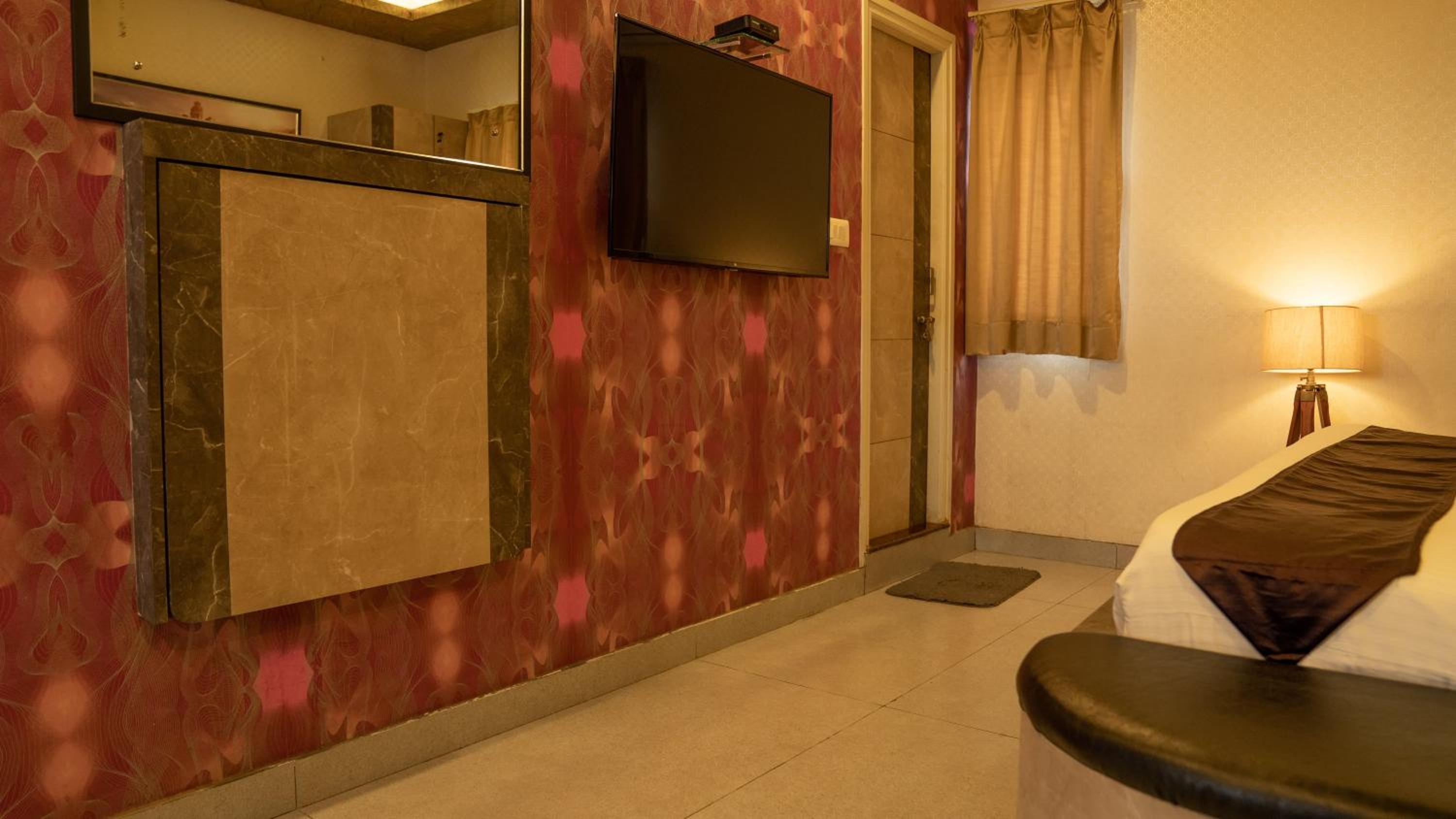 Eight-Bedroom House - Photo 29