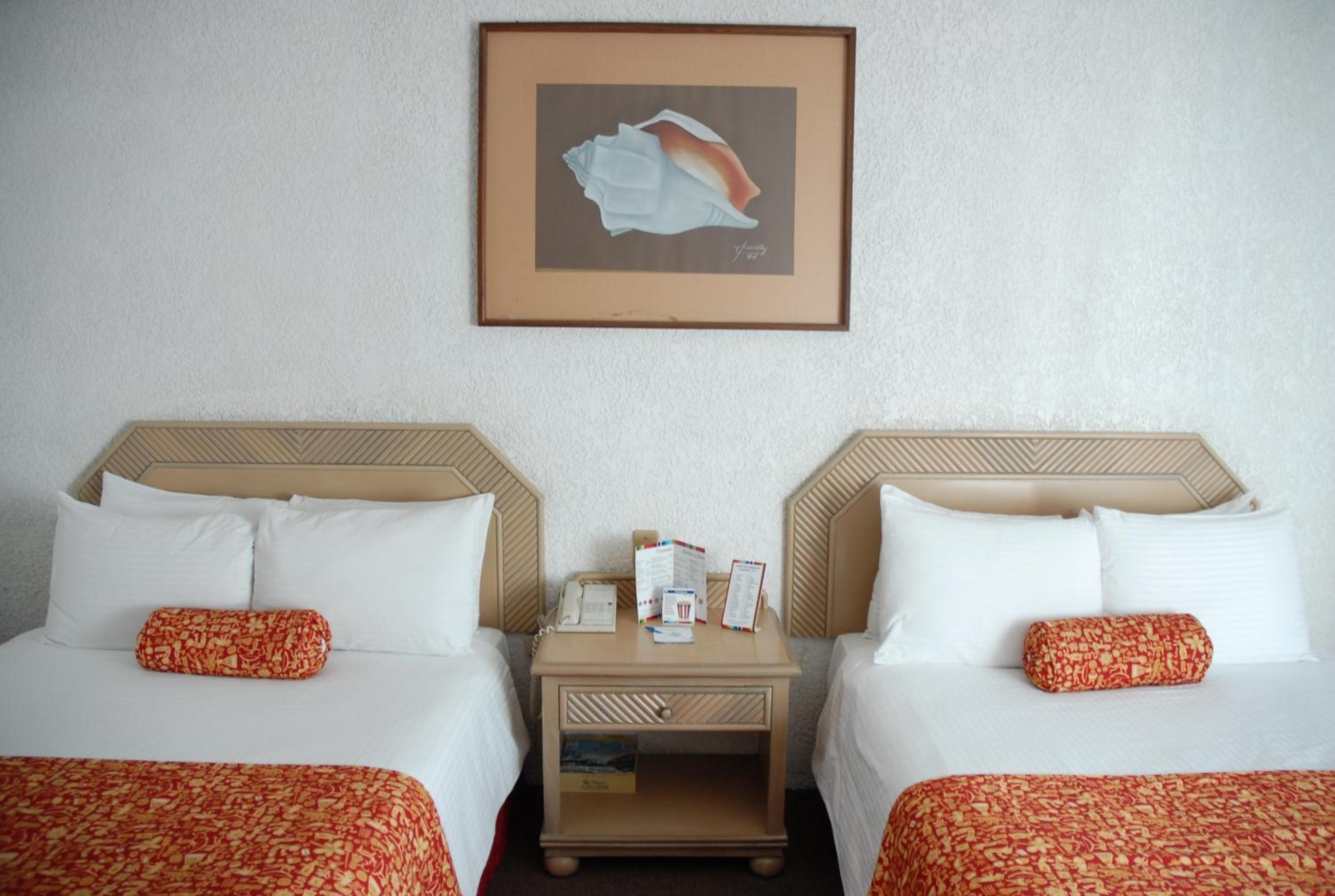 Standard Room with 2 Double Beds - Photo 12