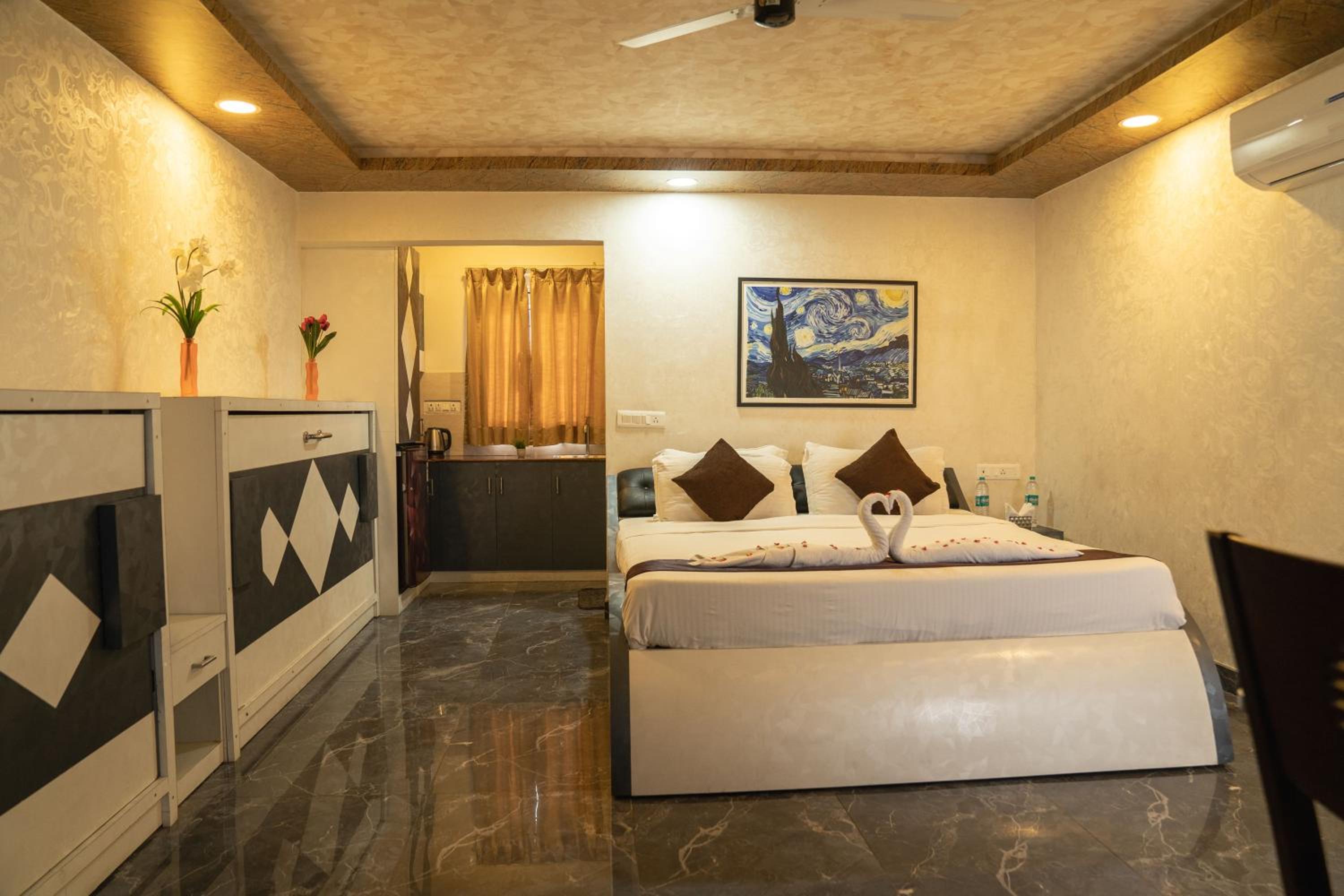 Eight-Bedroom House - Photo 23