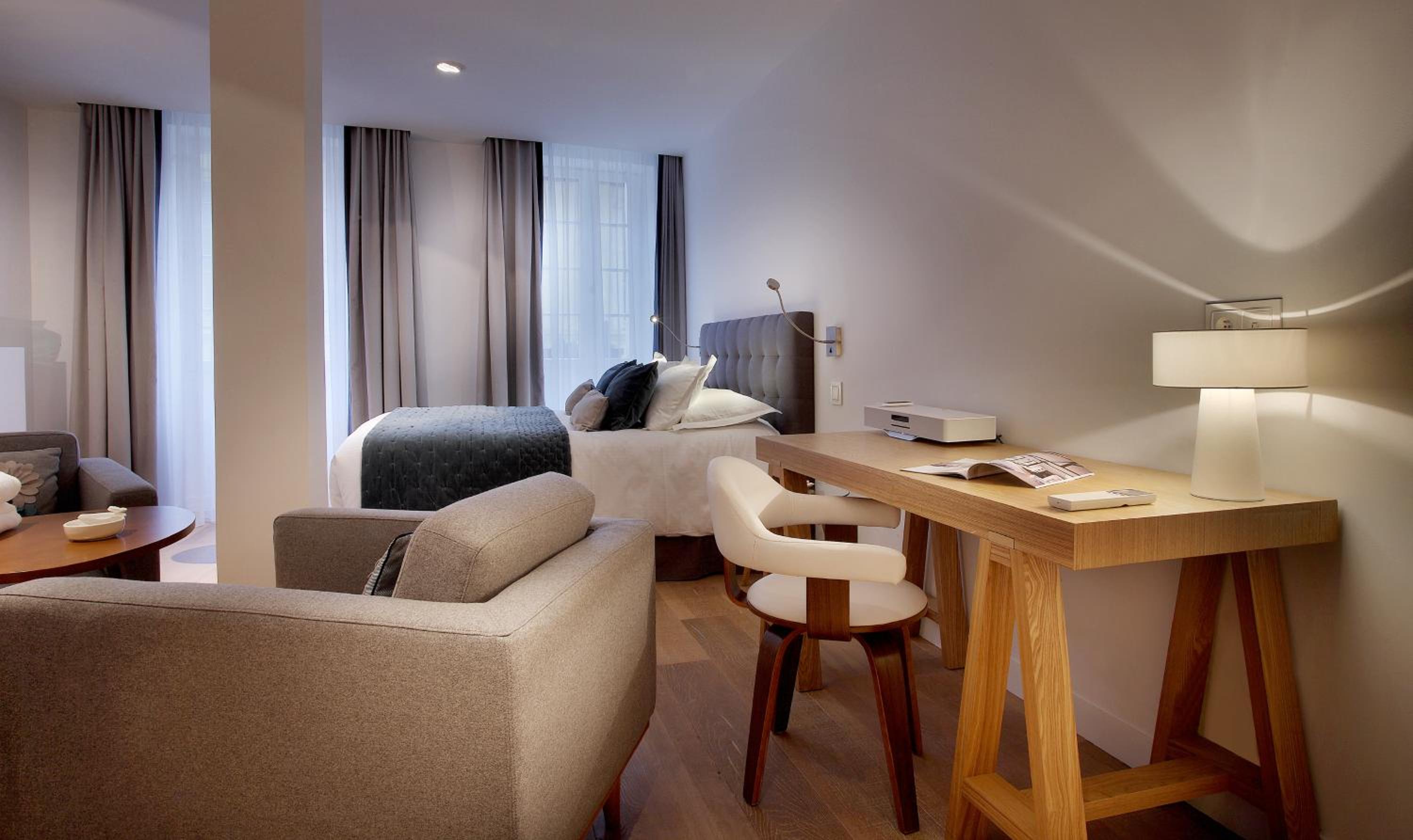 Junior Suite with Balcony - Photo 6