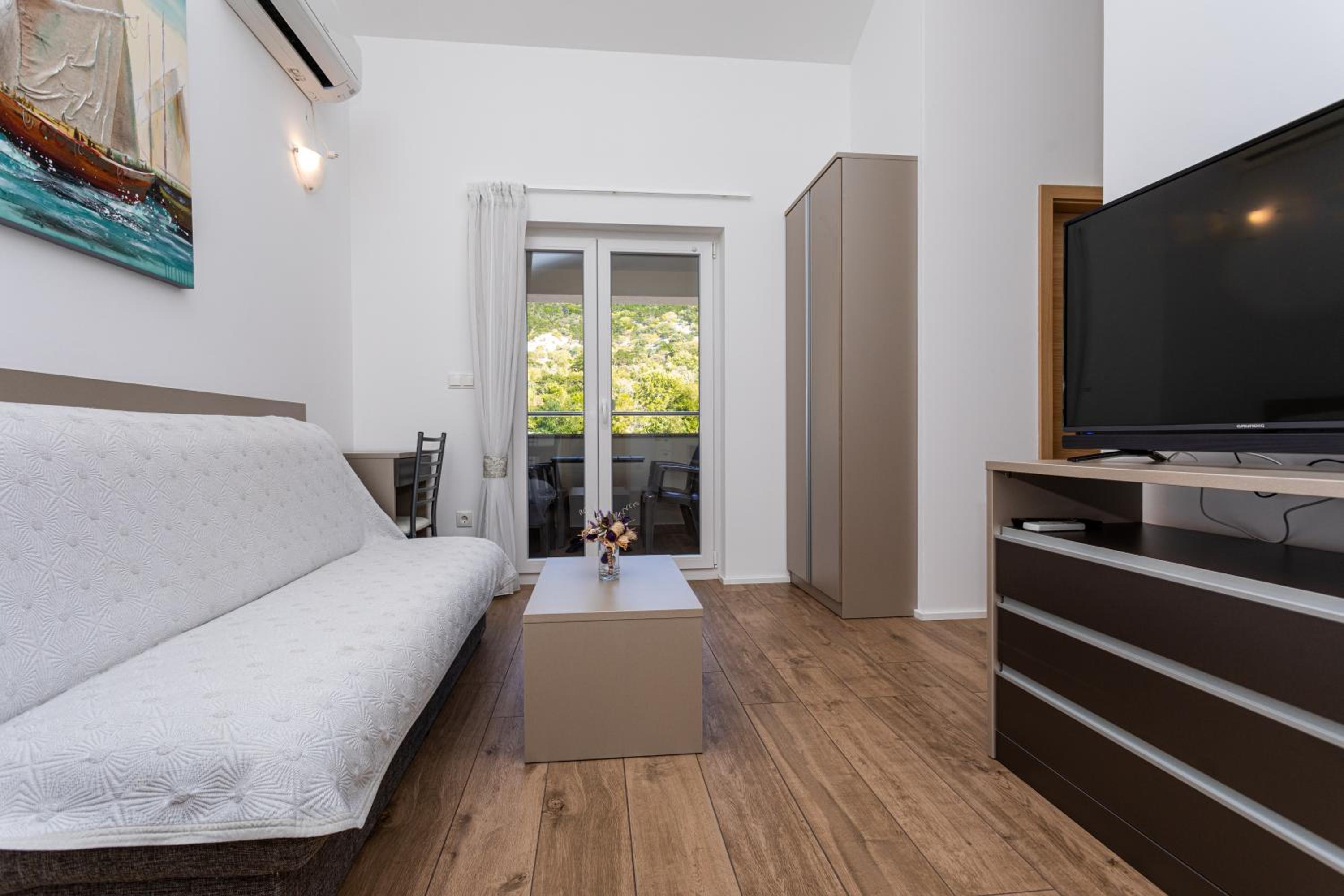 Apartment with Mountain View photo 1