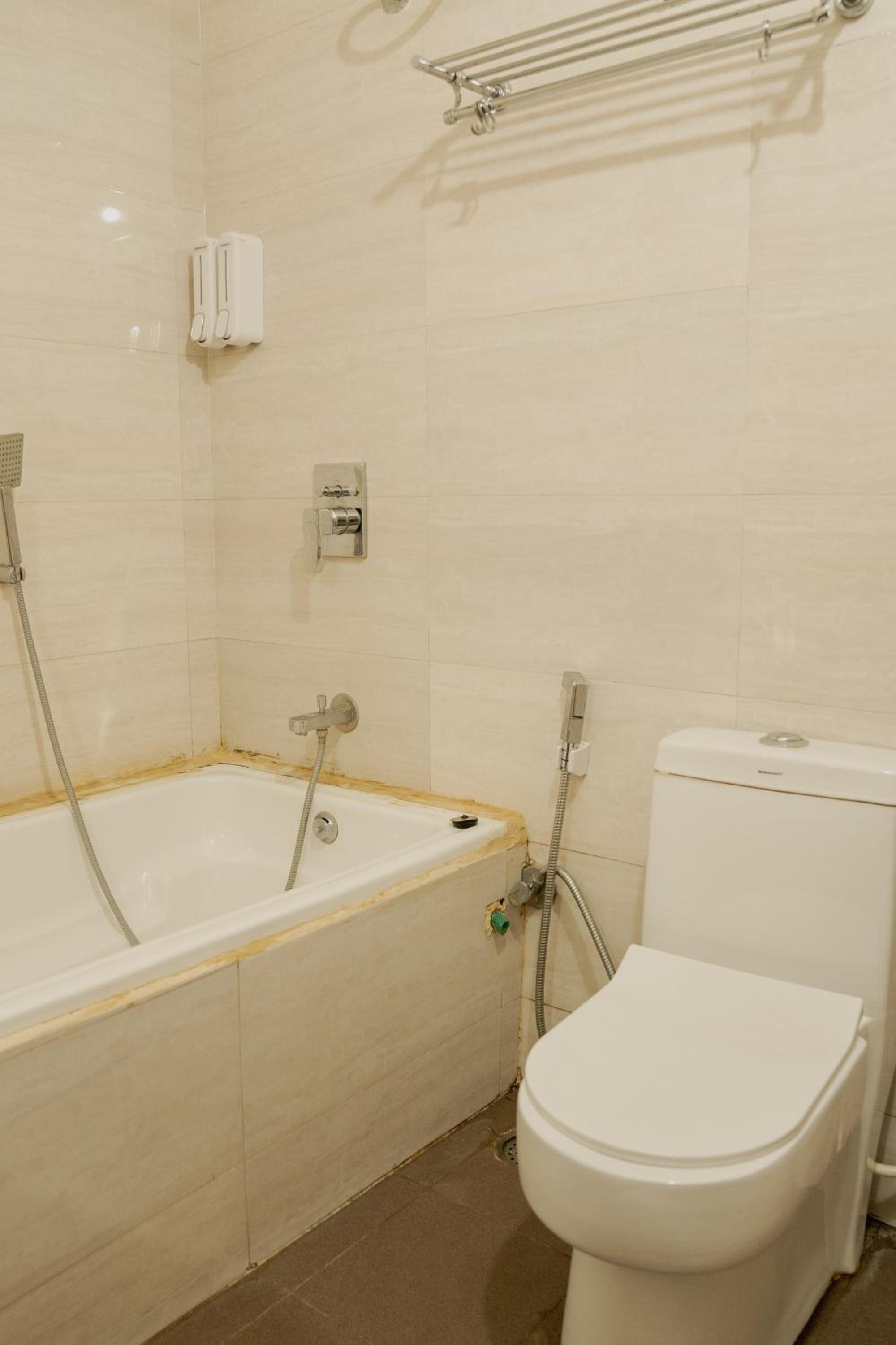 Eight-Bedroom House - Photo 17