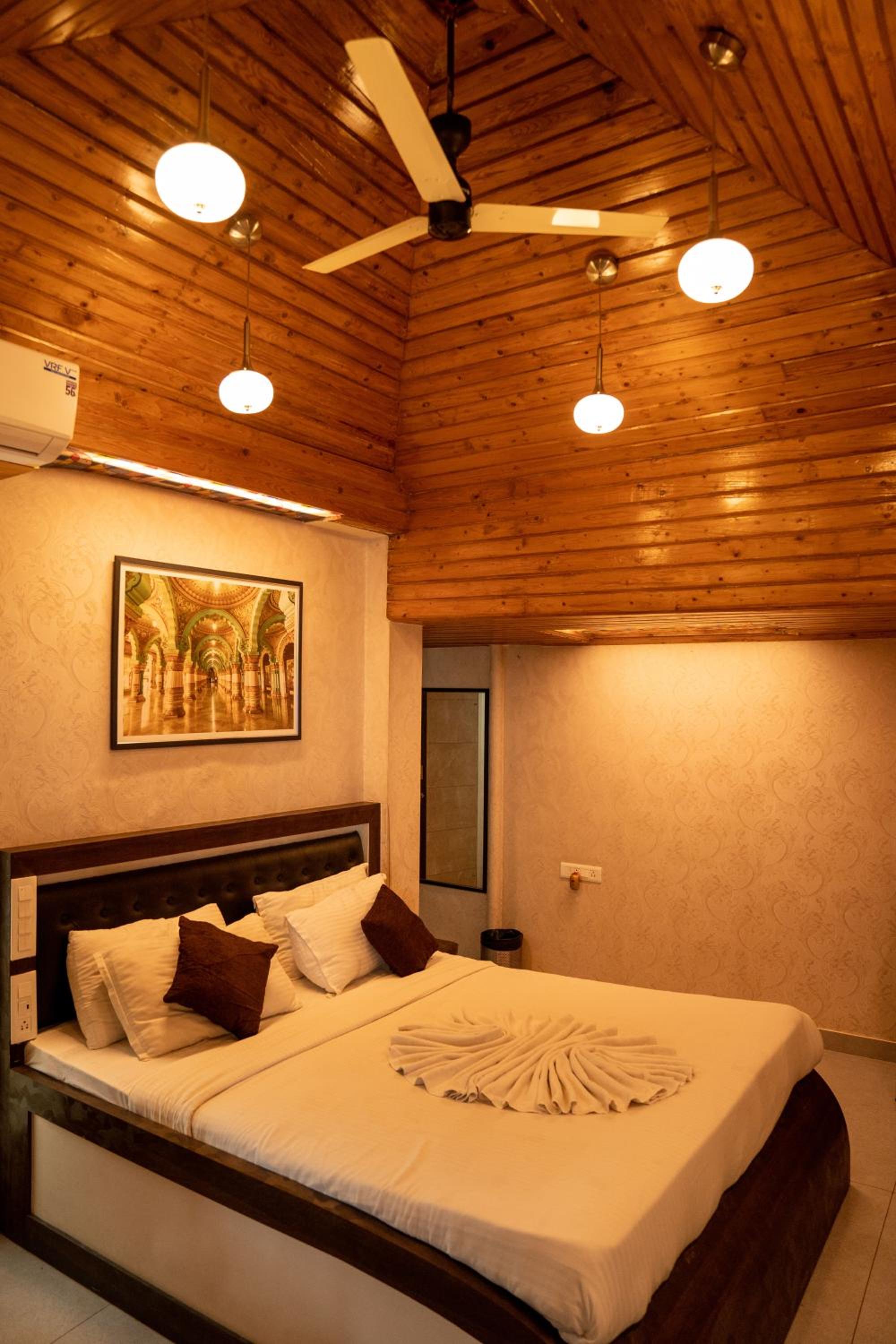 Eight-Bedroom House - Photo 14