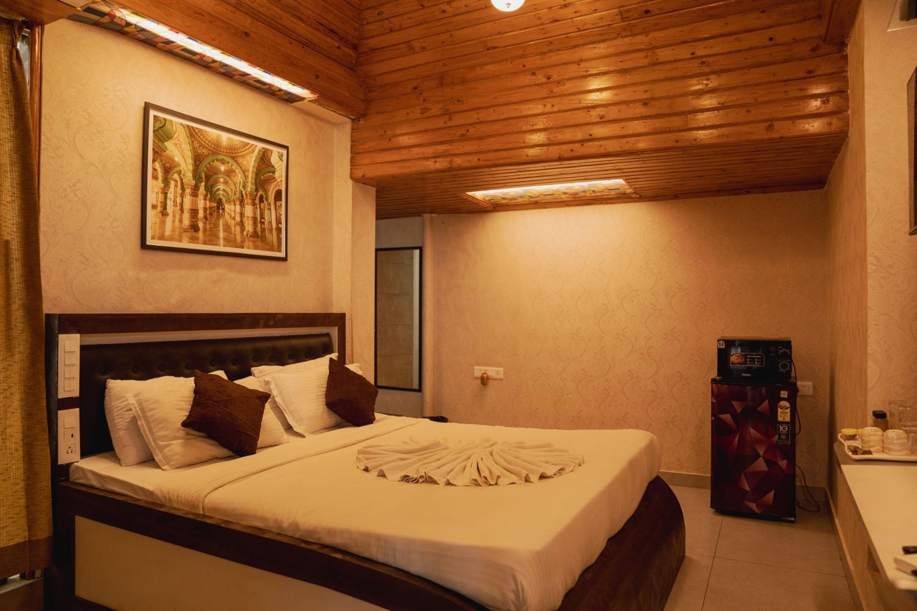 Eight-Bedroom House - Photo 13