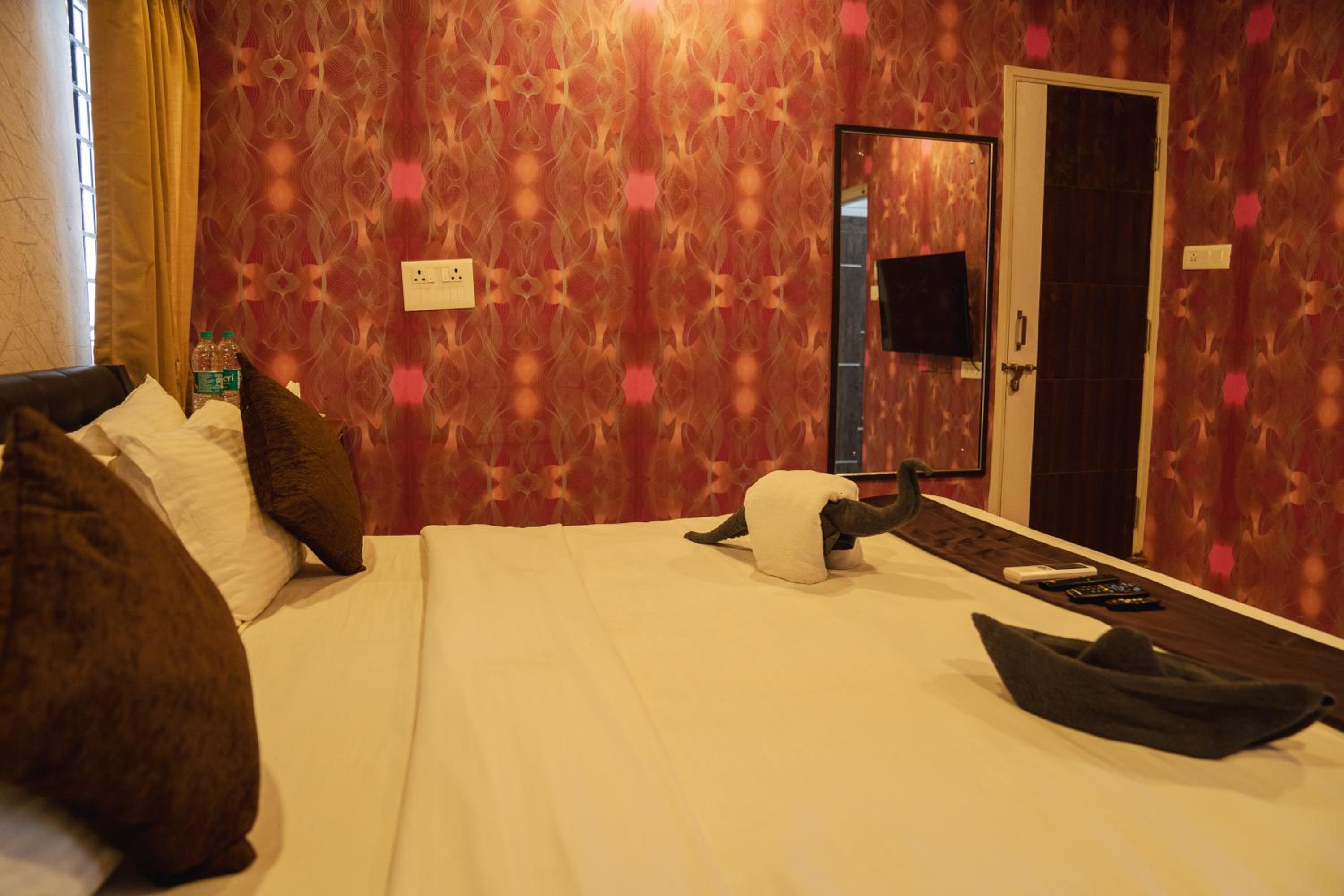 Eight-Bedroom House - Photo 11
