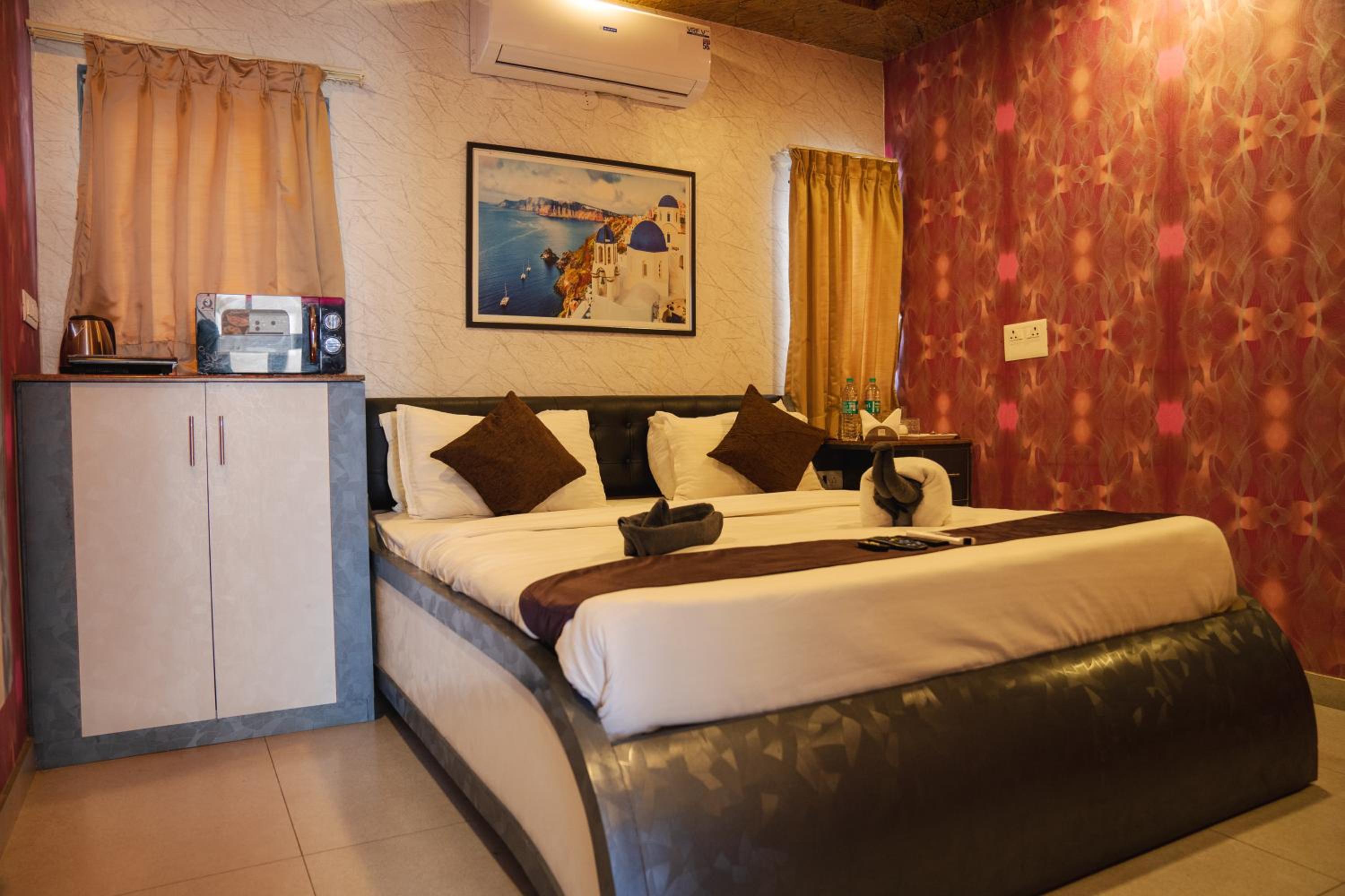 Eight-Bedroom House - Photo 10