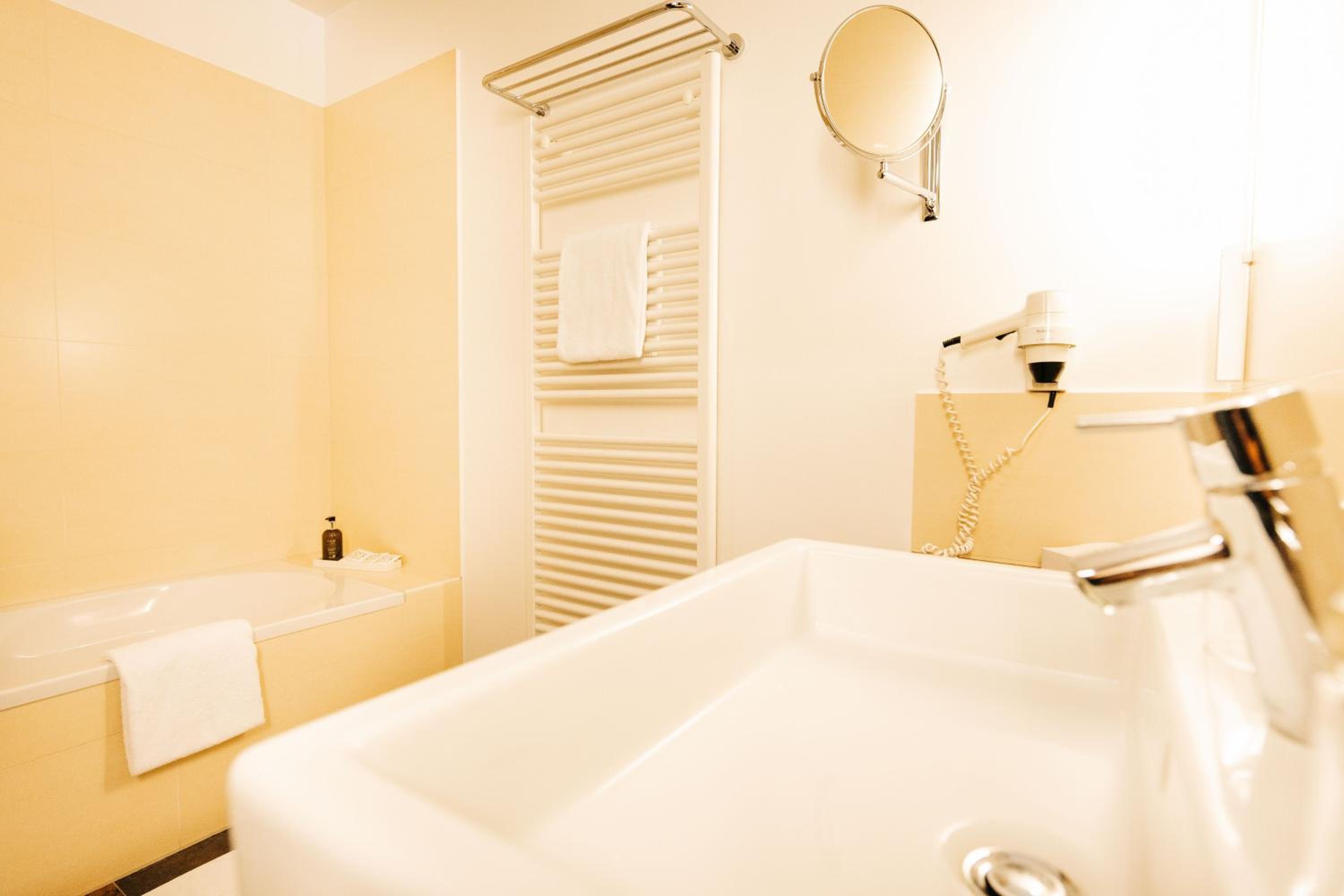 Suite - Photo 13