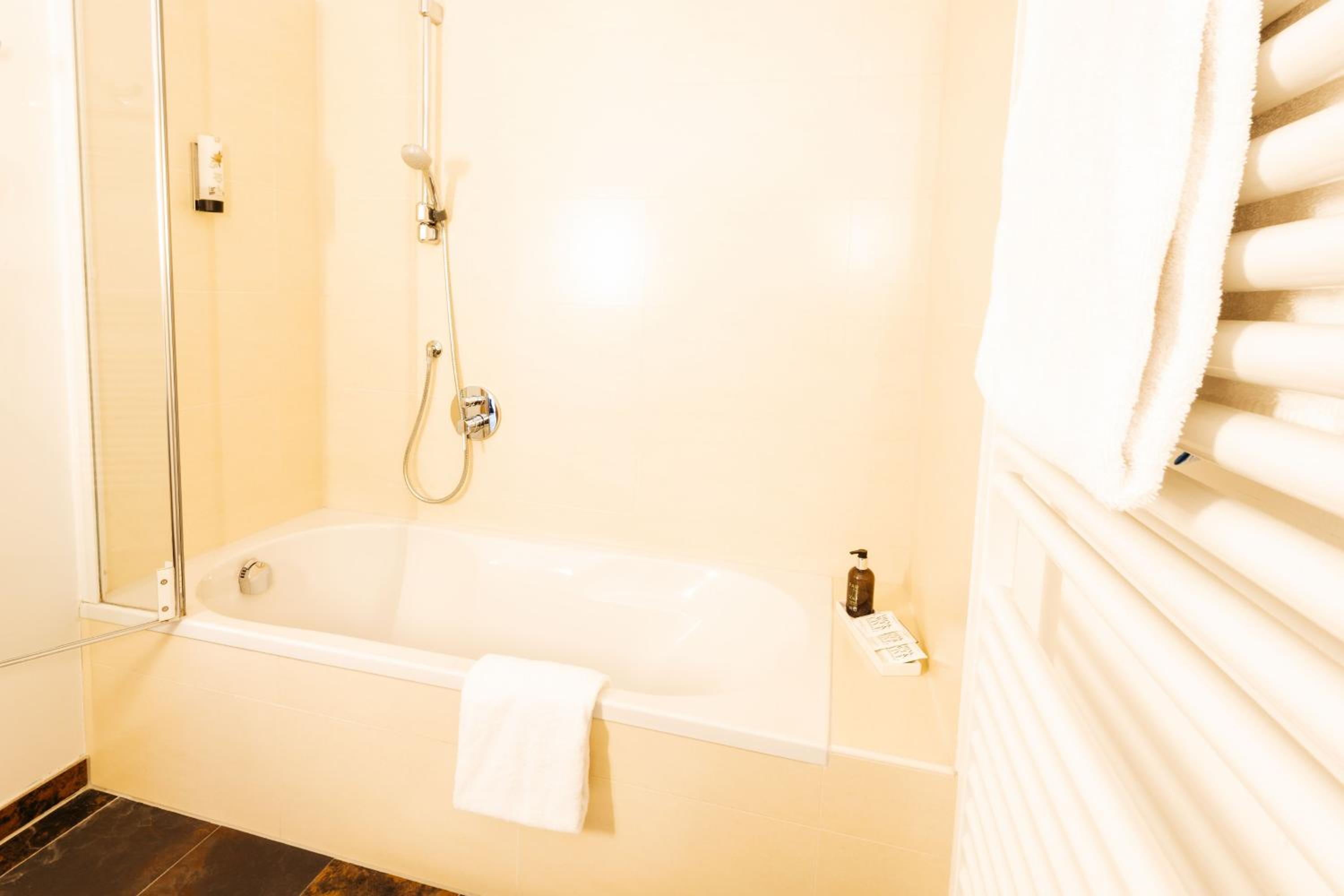 Suite - Photo 8