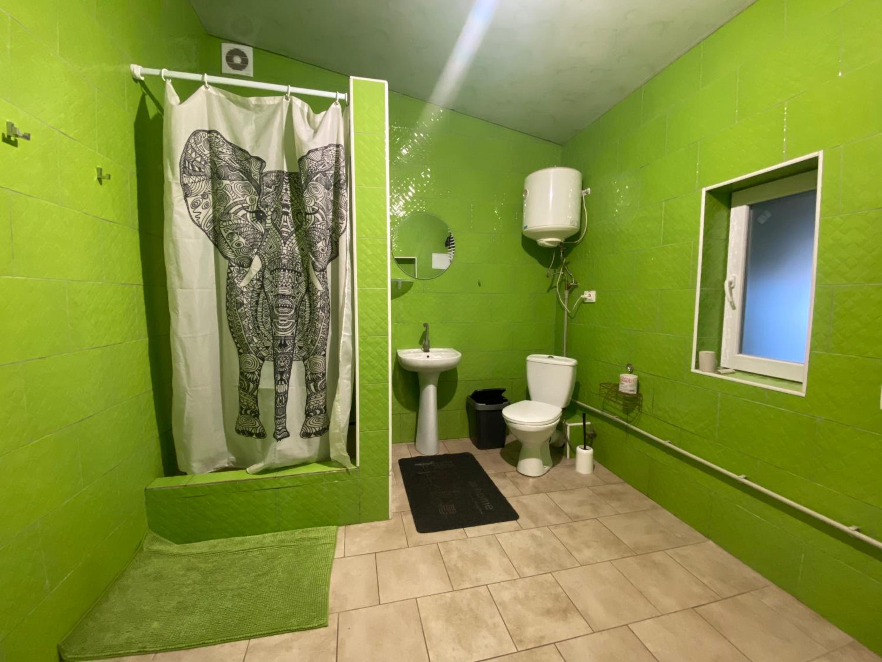 Family Room with Shared Bathroom photo 1