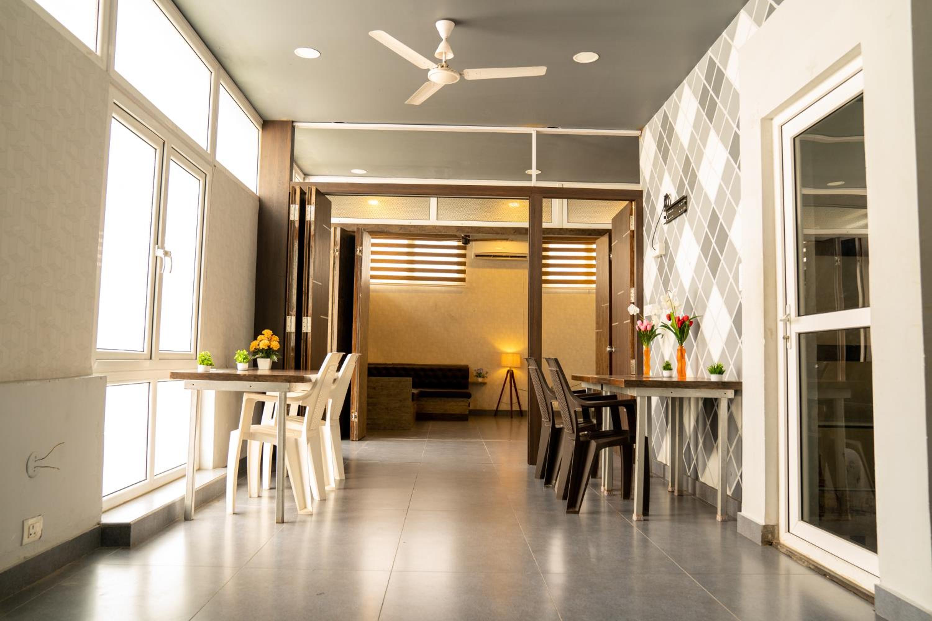 Eight-Bedroom House - Photo 36