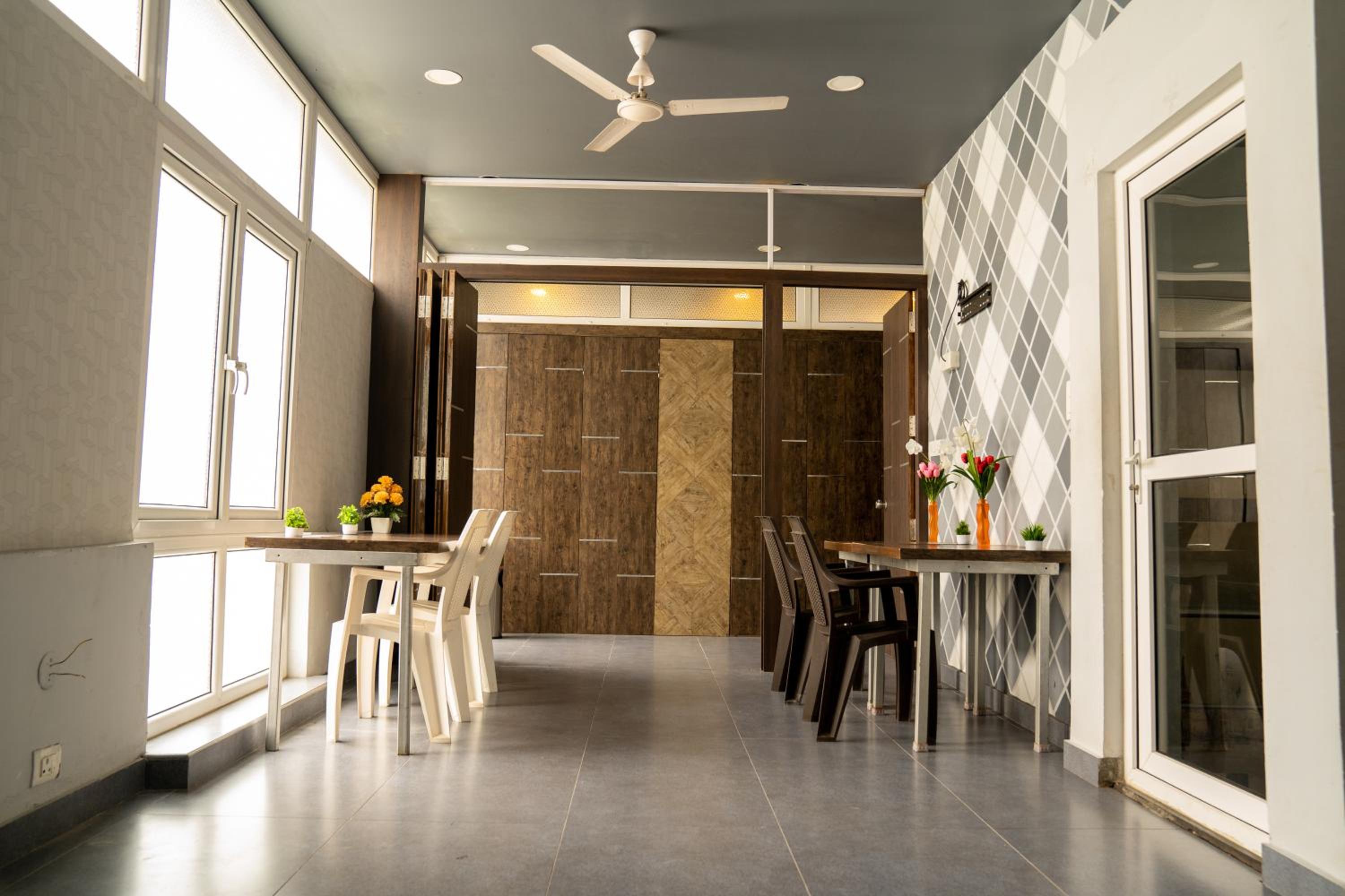 Eight-Bedroom House - Photo 3