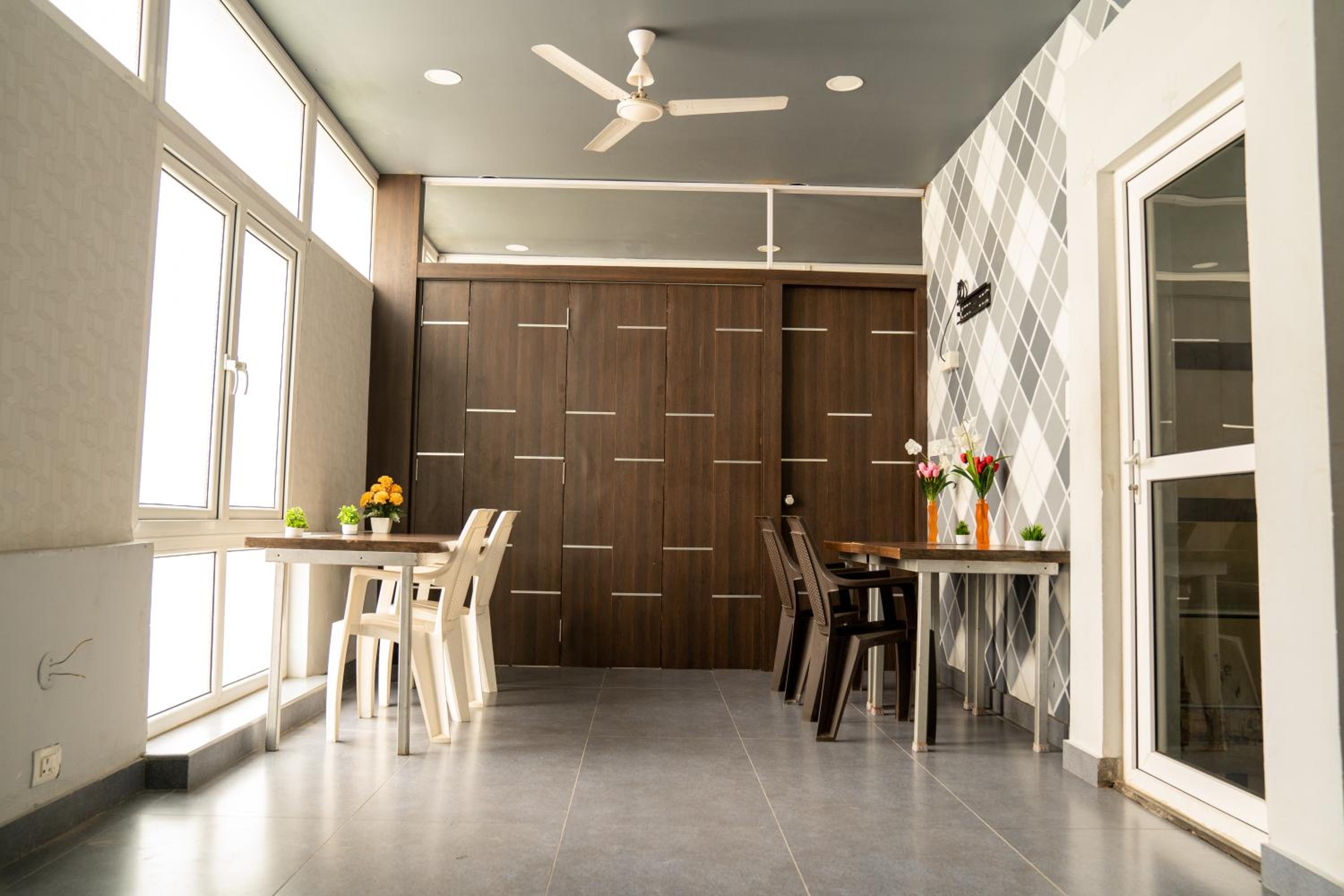 Eight-Bedroom House - Photo 2