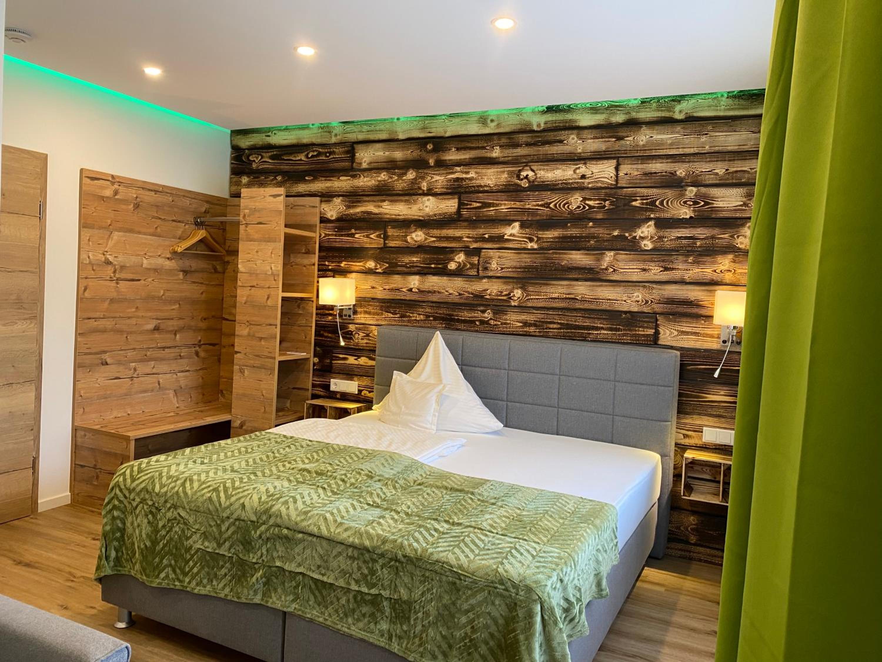 Double Room with Balcony (2 Adults + 1 Child) - Photo 4
