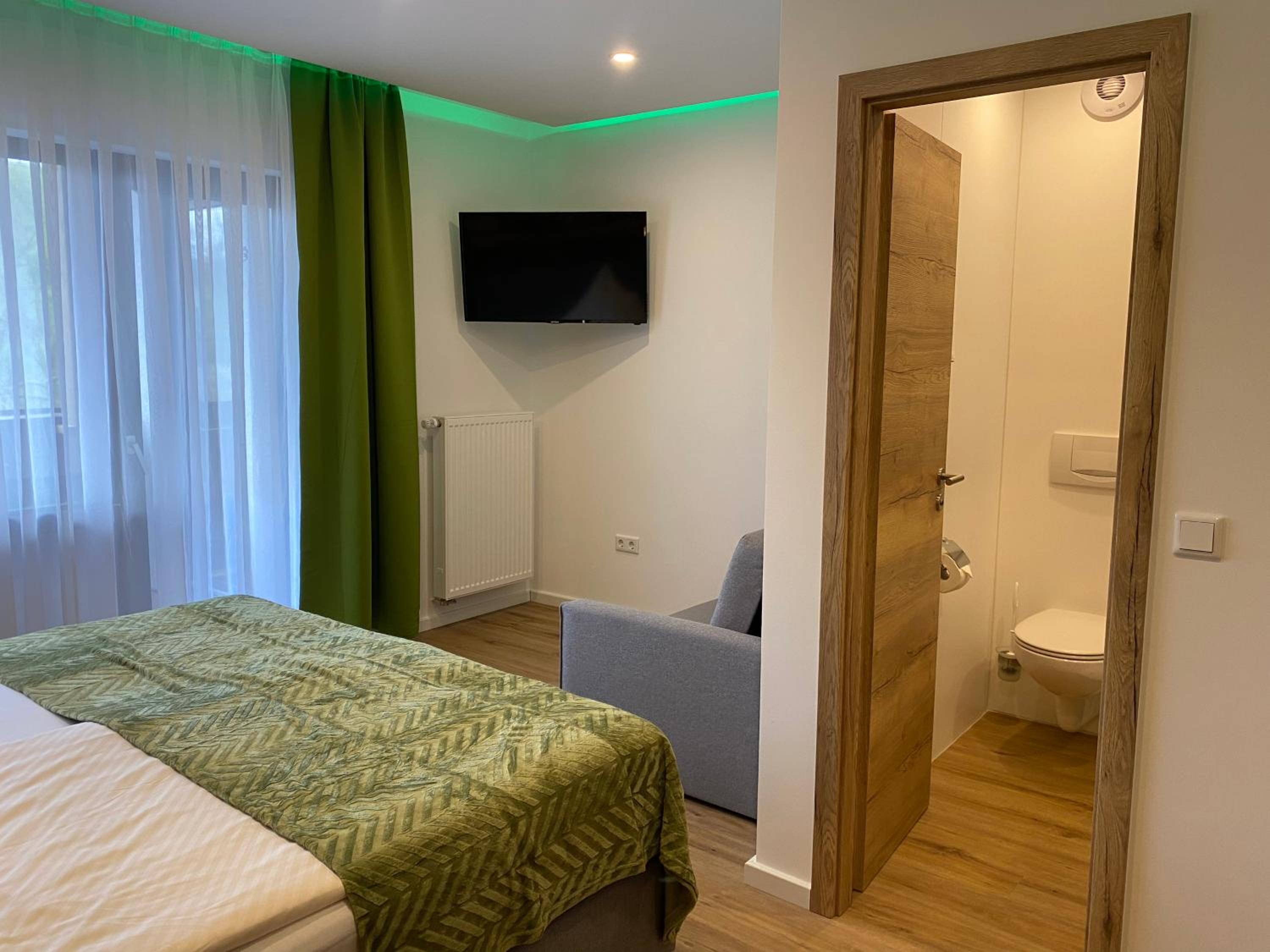 Double Room with Balcony (2 Adults + 1 Child) - Photo 1
