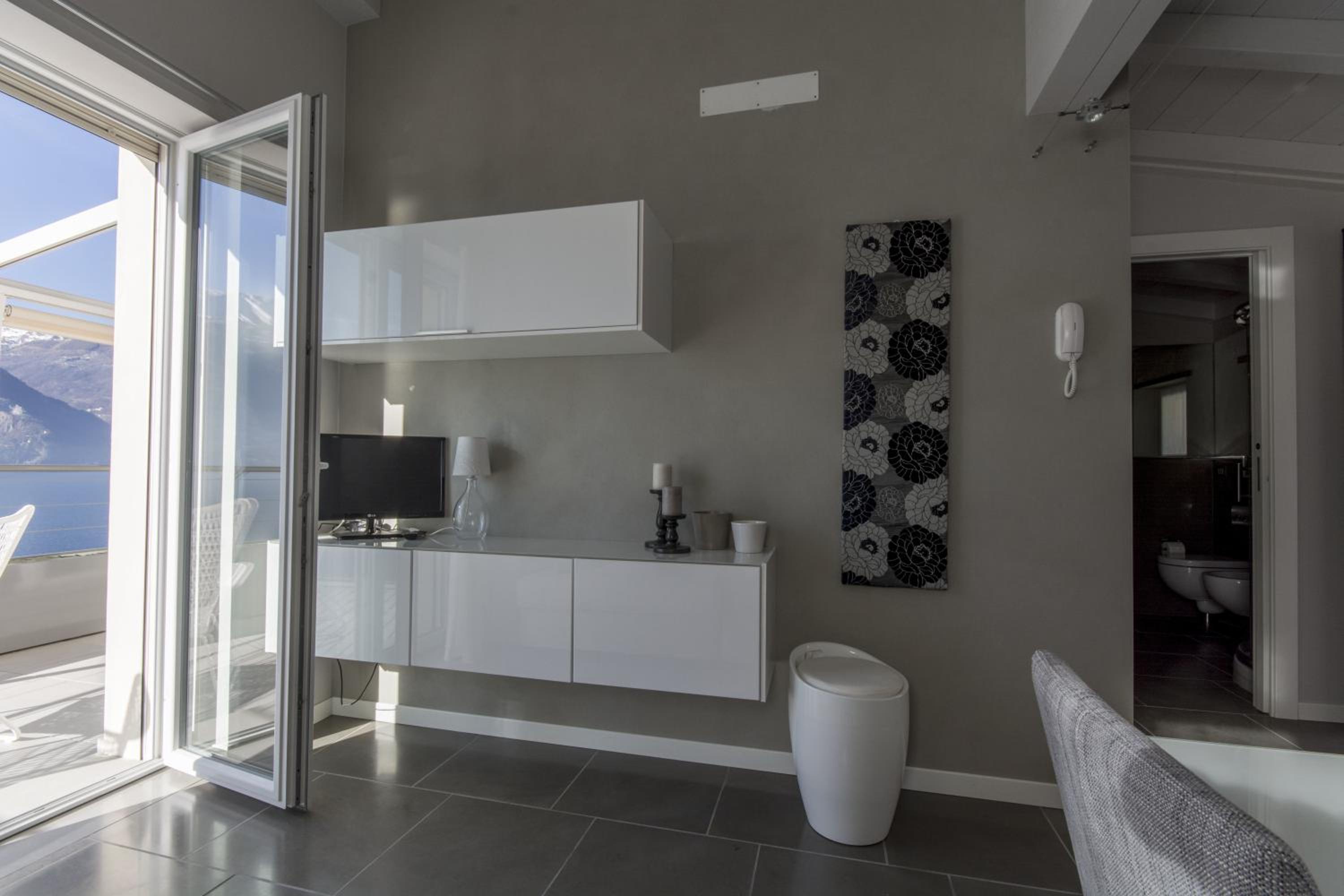 One-Bedroom Apartment 6 with Lake View - Annex