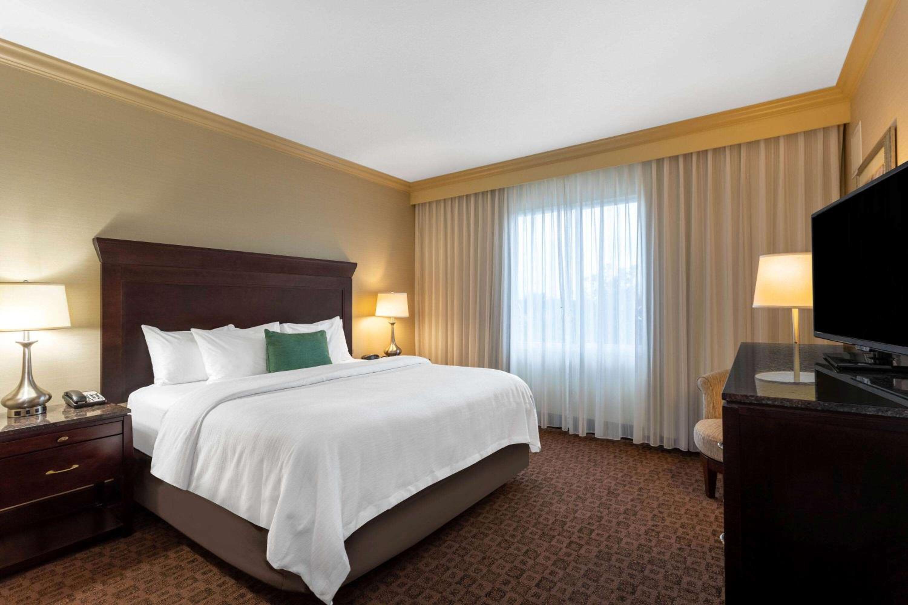 2 Queen Beds and 1 King Bed, Two-Bedroom, Mobility Accessible Suite, Non-Smoking - Photo 4