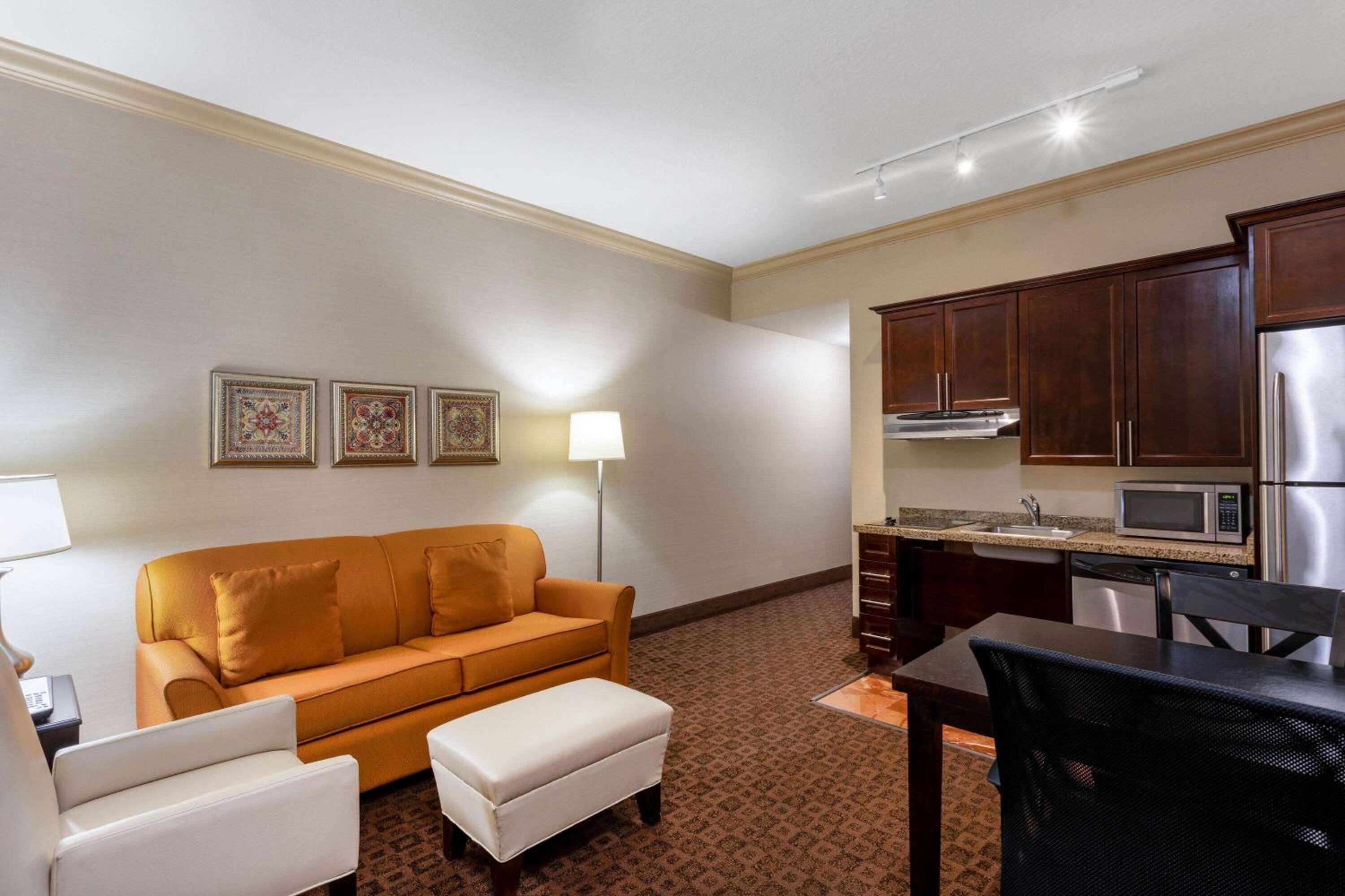 2 Queen Beds and 1 King Bed, Two-Bedroom, Mobility Accessible Suite, Non-Smoking - Photo 2